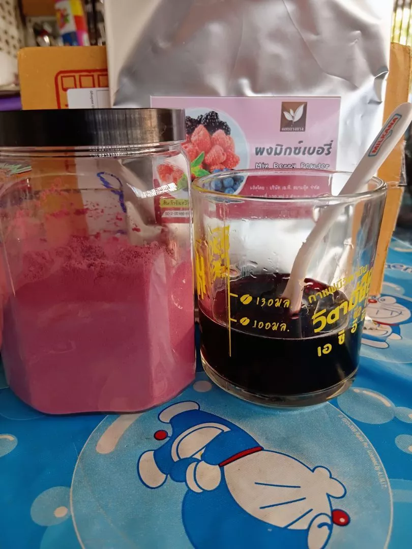 ผงมิกซ์เบอรี่แท้ 100% ตราดอยอ่างขาง ขนาด 100 กรัม สกัดธรรมชาติ ไม่มีน้ำตาล ไม่มีสารกันเสีย ผงเบอรี่ละลายไว ทำเครื่องดื่ม ลาเต้เบอรี่ ชานมเบอรี่ ทำเบเกอรี่ คัพเค้ก คุกกี้ เค้ก มาตรฐาน อย. ผงเบอรี่คุณภาพพรีเมียม สำหรับร้านกาแฟ ร้านชานม ทำกินเอง