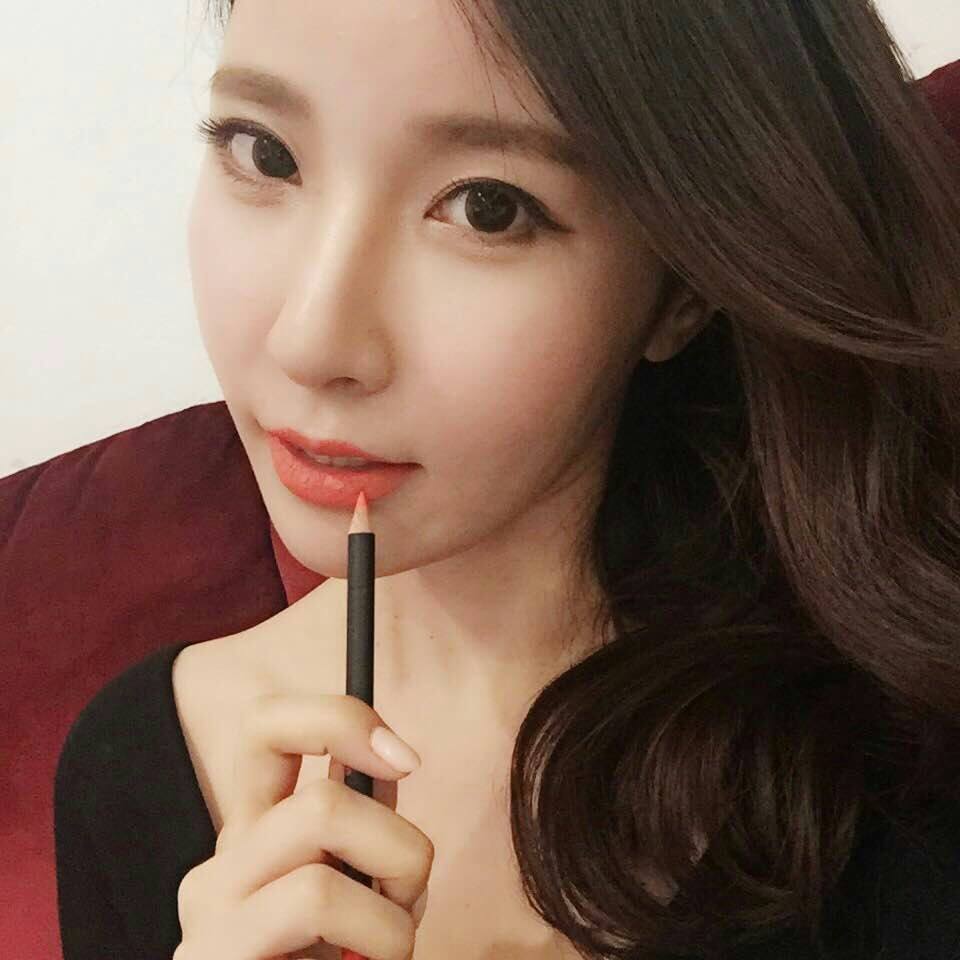 ทเวนตี้โฟร์ ลิป เพนซิล (Twenty Four Lip Pencil 3 Color lip)