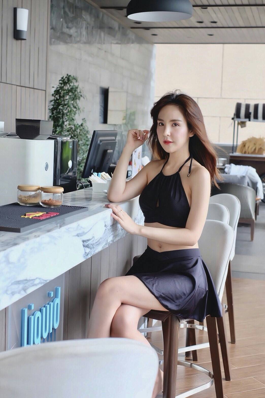 [Free size] ชุดว่ายน้ำทูพีชรุ่น Twistza-v cut ทรงกระโปรง สีดำเนื้อผ้าเงา