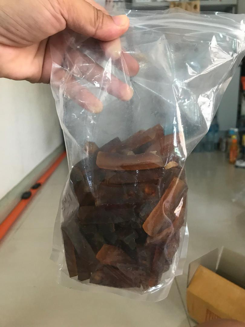 หนังปอง หนังปองแห้ง สูตรไทใหญ่ 1 กิโลกรัม หนังพอง แคบควาย (ชนิดแห้ง ยังไม่ได้ทอด) Beef crackling หนังปอง เป็นอาหารที่ได้จากหนังควาย นำมาทอดกรอบ นิยมกินร่วมกับอาหารประเภทน้ำพริก ยำผัก ตำมะเขือ ขนมจีนน้ำเงี้ยว