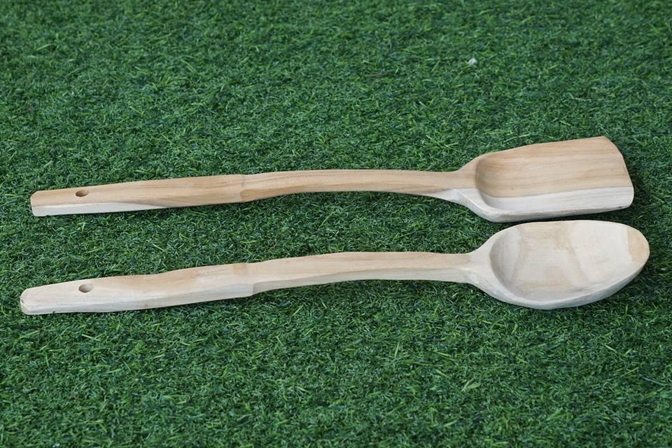 ตะหลิวไม้สัก ตะหลิวไม้ ทัพพีไม้สัก ทัพพีไม้ 3.5 นิ้ว Teak Wood Turner ด้ามยาว 14.5 นิ้ว จำนวน 1 คู่ (2 อัน) ราคาถูก คุณภาพดี งานแฮนด์เมด สนับสนุนงานฝีมือในชุมชน