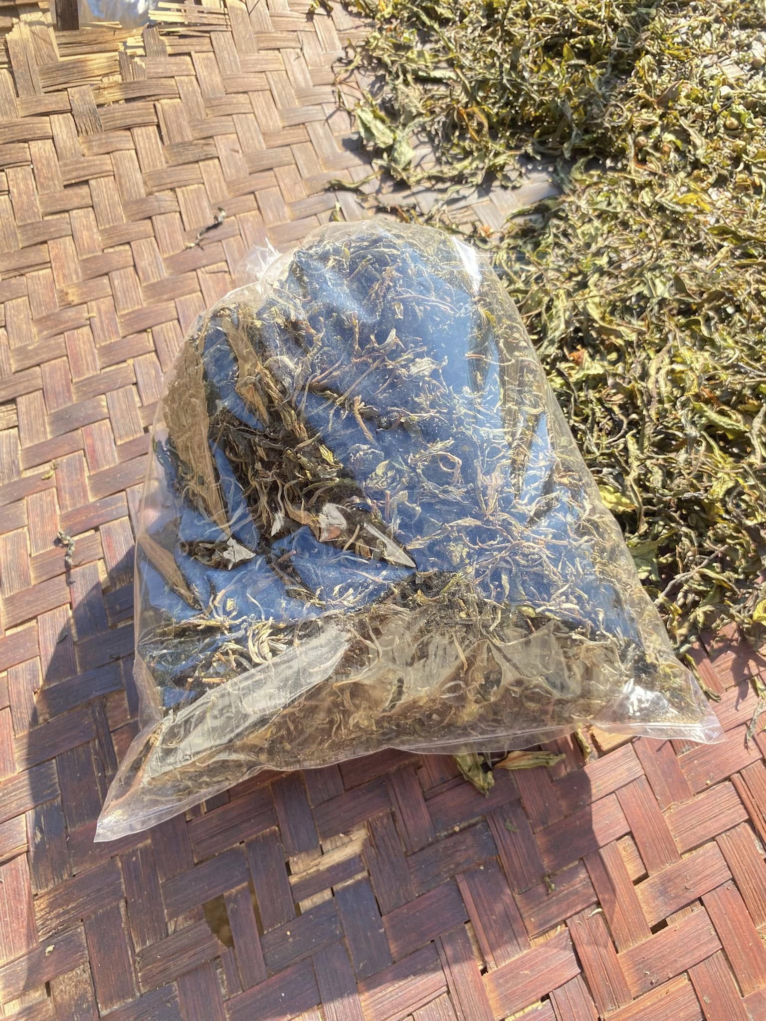 ชาอัสสัม Handmade (แฮนด์เมด) ขนาด 500 กรัม ชาดอยลาง ชาป่าเติบโตตามธรรมชาติ สินค้ามีจำนวนจำกัด !! ชาดำอัสสัม (ใบชาอบแห้ง) จากดอยลาง ASSAM TEA 500 g. ชาออแกร์นิค Doilang Tea กลิ่นหอม รสชาติดี ชาจากธรรมชาติ ของดีในราคามิตรภาพ ใบชาเส้น