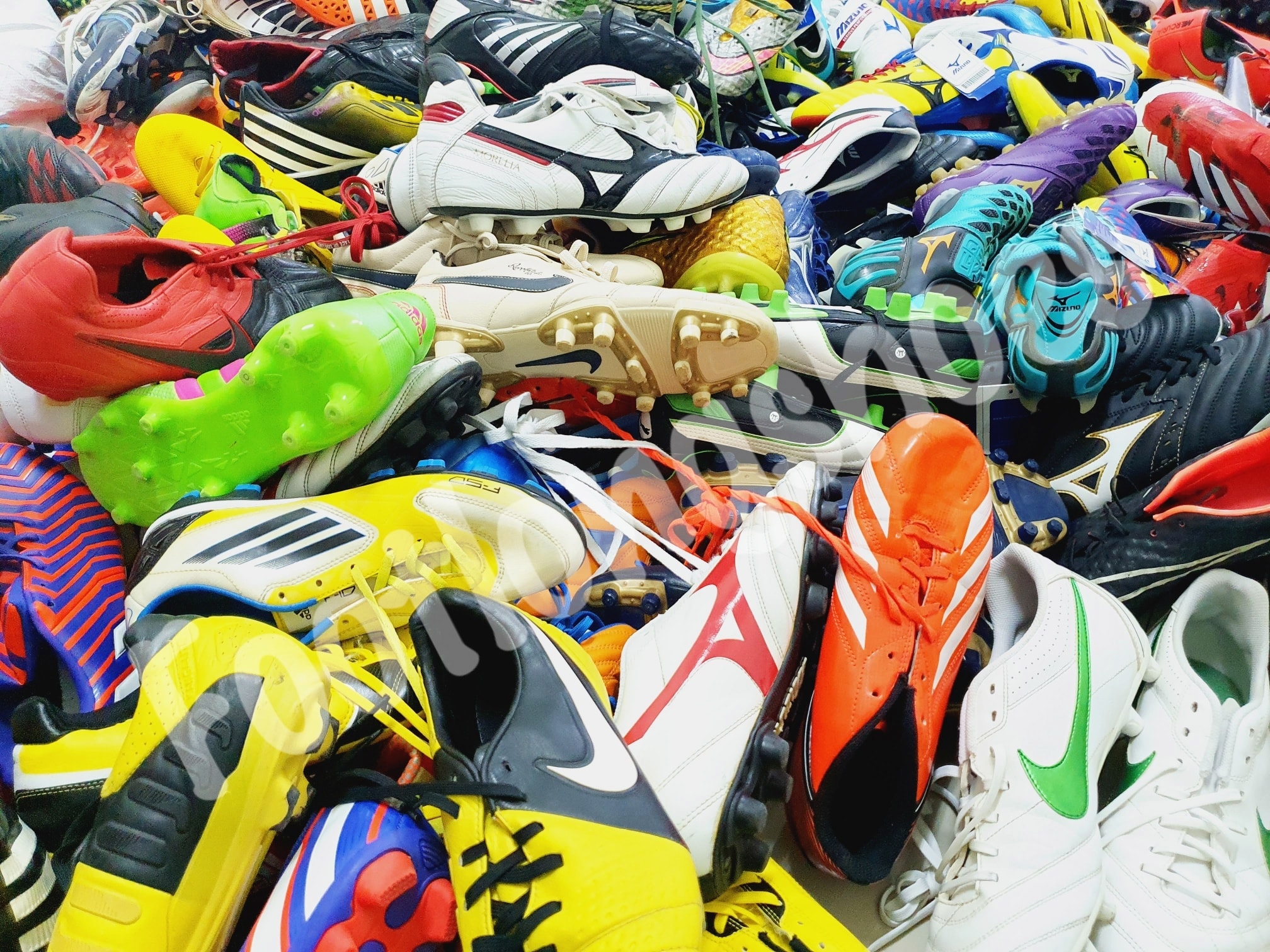 รองเท้าสตั๊ดเกรดหัวสุดตู้พิเศษ