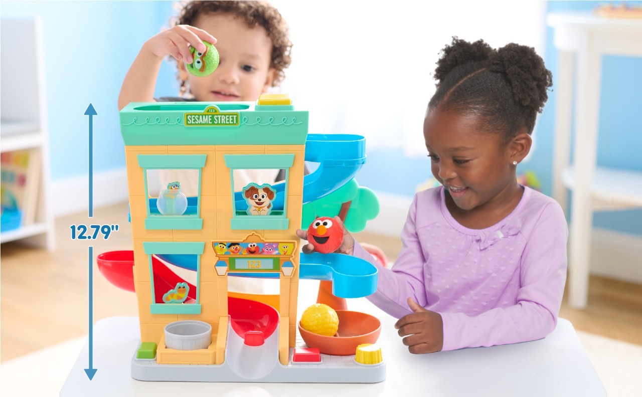 บ้านบอลกิจกรรมSESAME STREET Round The Neighborhood Ball Drop Playset and Figures 4- ราคา 2,590 บาท