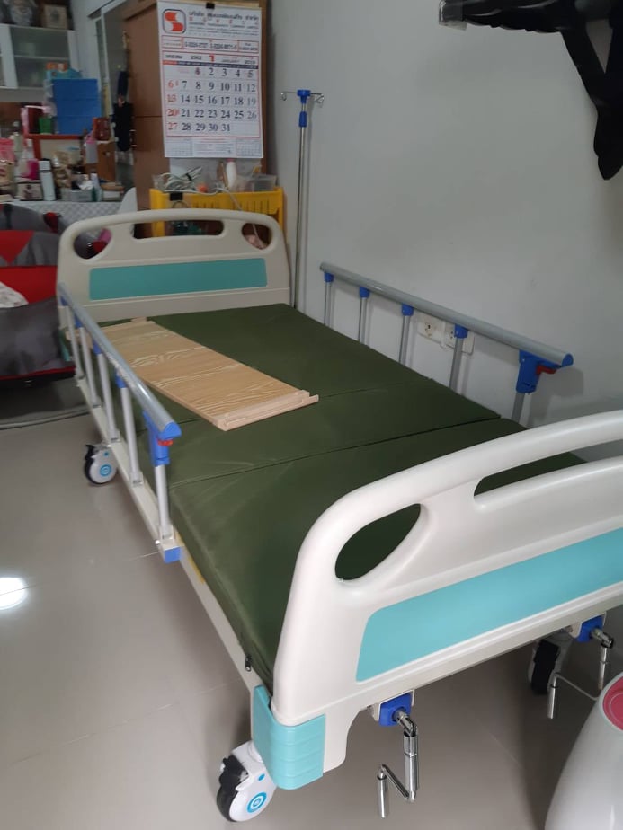 เตียงผู้ป่วย2ไกร์ ฟรี! ที่นอน,ถาดรองอาหาร,เสาน้ำเกลือ