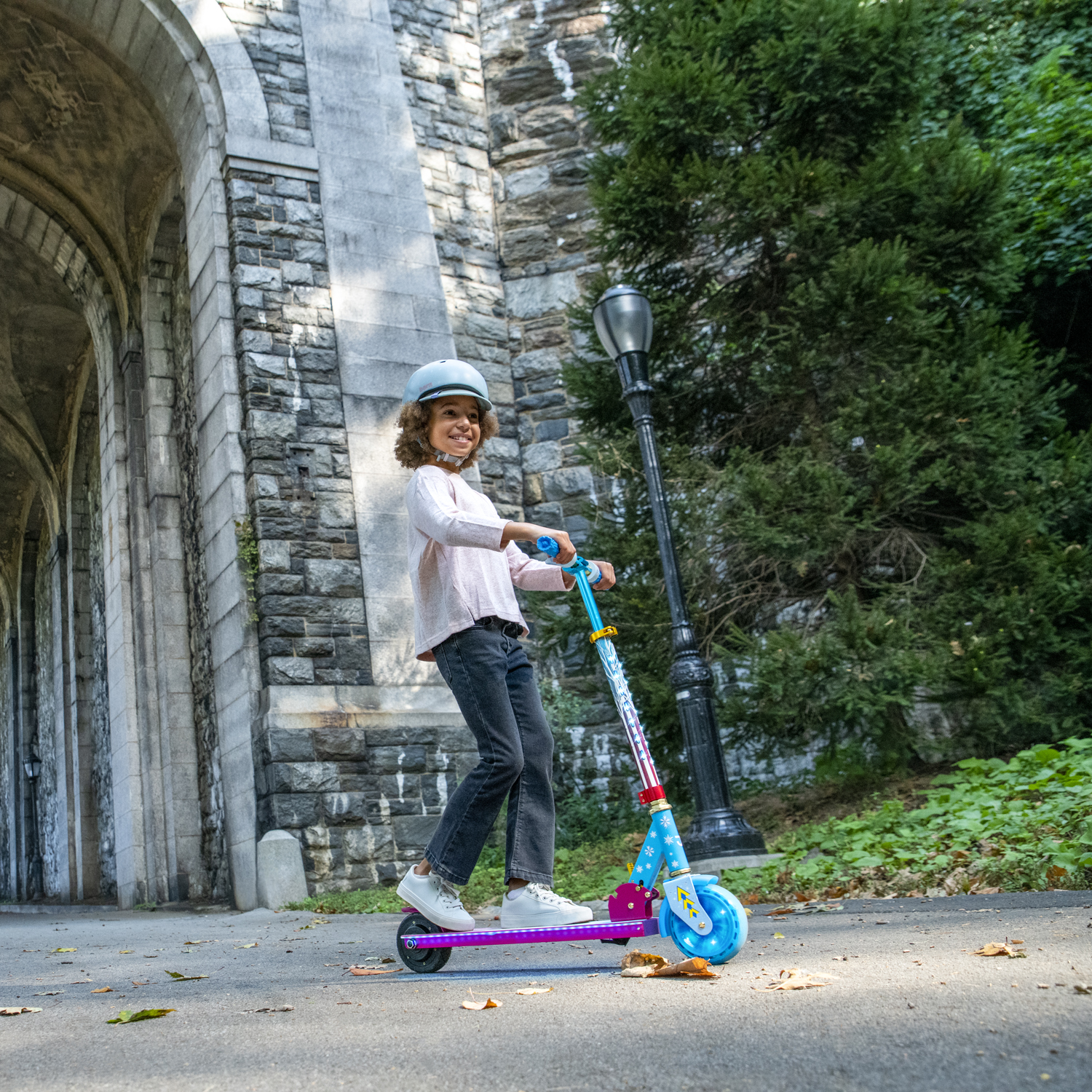 สกู๊ตเตอร์ไฟฟ้ามีไฟ คันเร่ง และเบรกไฟฟ้า สำหรับเด็กโต แบบพับได้ Frozen 2 Jetson Kids Folding Electric Scooter with Twist Throttle, Light-up Wheel, Stem, and Deck