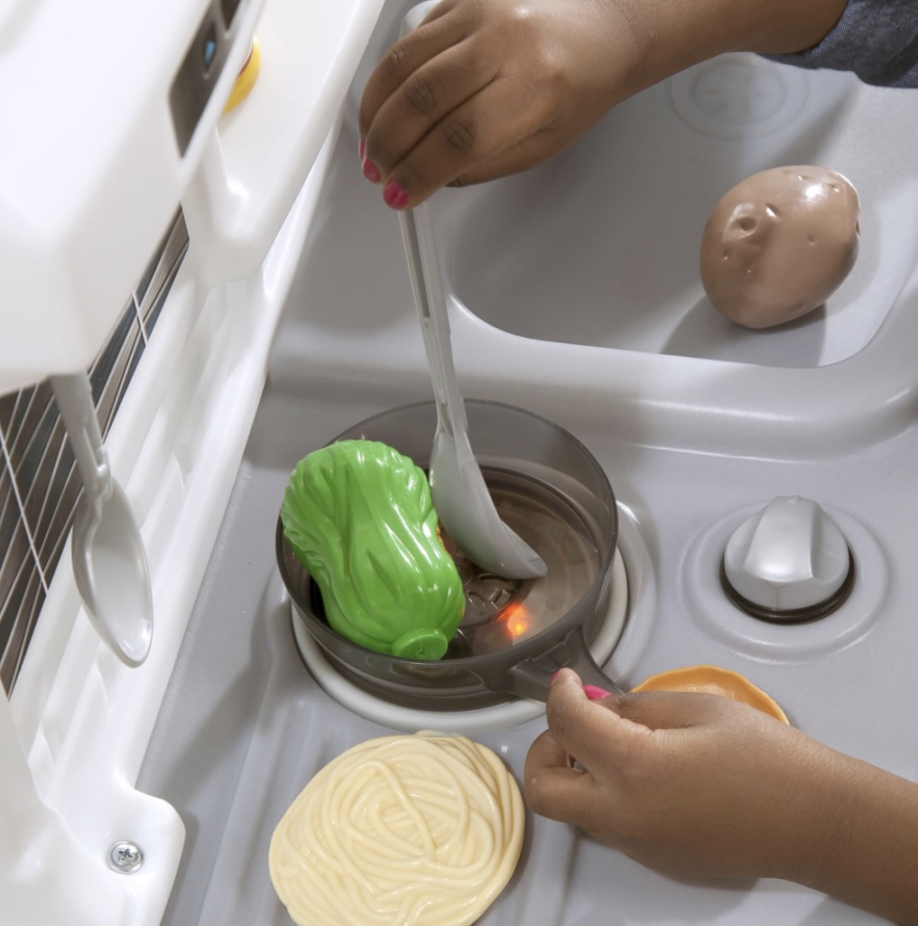 ชุดครัวจำลอง รุ่นใหม่ล่าสุด Step2 Modern Cook Kitchen ดีไซน์โมเดิร์น ทันสมัย แบบที่ทุกคนในบ้านชื่นชอบ นำเข้าจาก USA แท้ 100% ราคา 5,590 บาท พร้อมส่ง