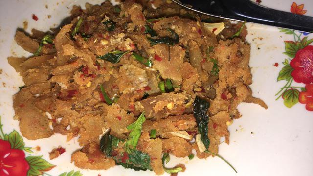 หนังฮอ หนังผอง (หนังวัว หนังควายแห้ง) ขนาด 50 กรัม ใช้ประกอบอาหารภาคเหนือ เช่น ยำหนัง หรือ ยำหนังฮอ ก่อนต้มหนังฮอ ควรนำไปแช่น้ำก่อน ประมาณ 10 นาที ยำหนังควาย ยำหนังฮอ หนังฮอ เป็นหนังวัวหรือหนังควายแห้ง ที่ต้มเปื่อยแล้ว ขูดเป็นชิ้นบาง ๆ บ้างก็หั่นเป็นชิ้น