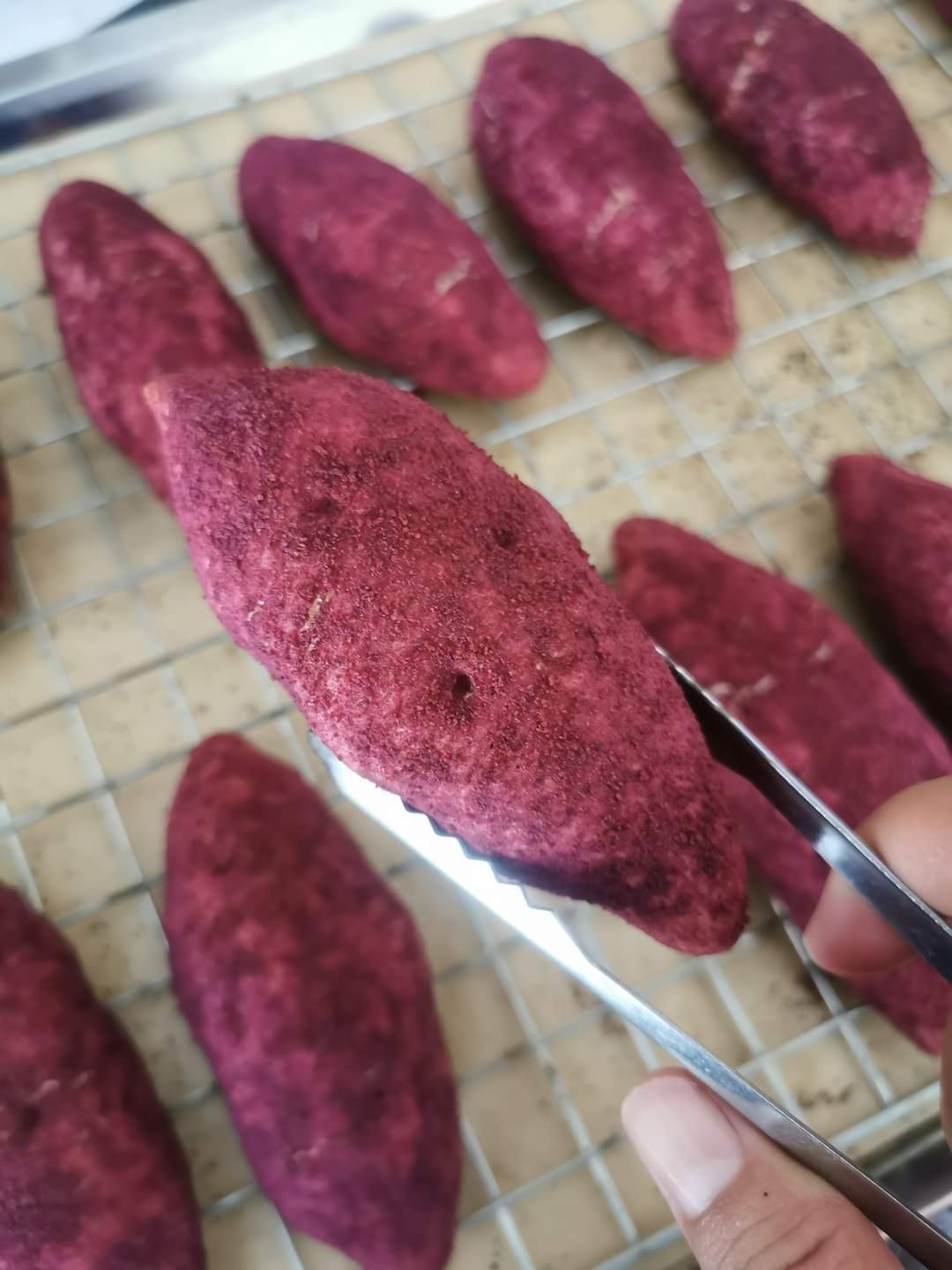 ผงมันม่วง 1kg ไม่มีน้ำตาล ไม่ใส่นม ไม่แต่งสี แต่งกลิ่น ทำชานม ลาเต้ สมูทตี้ เบเกอรี่ผงมันม่วงสำเร็จรูป เพื่อสุขภาพ ขนาด 1 กิโลกรัม ไม่ใส่นม ไม่มีน้ำตาล ไม่แต่งสี แต่งกลิ่น ผงมันม่วง 100 % Dried Purple Sweet Potato Powder For Beverages and Bakery.