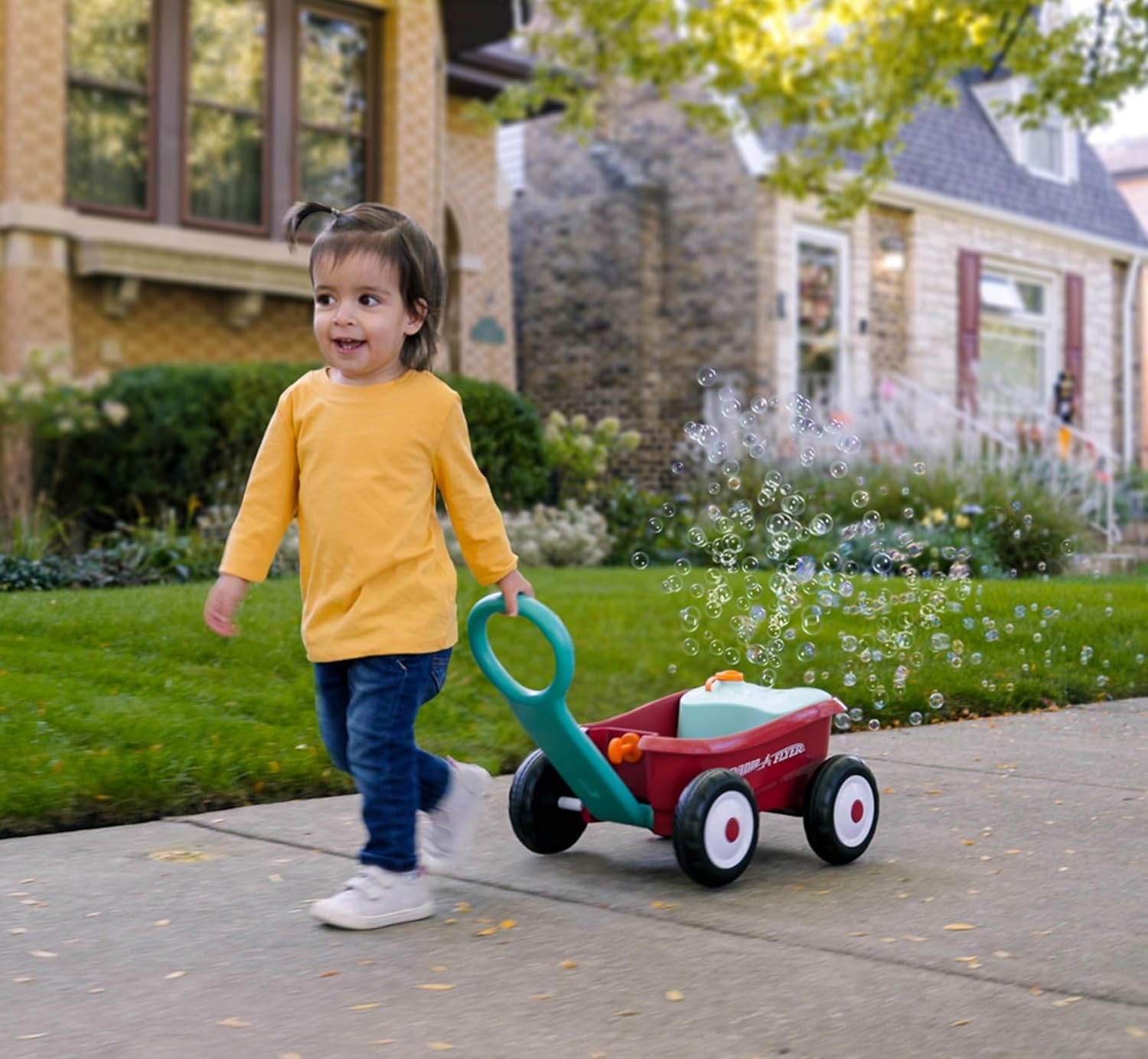 ใหม่ล่าสุด✨นำเข้าเองจาก🇺🇸 ของแท้ 💯Radio Flyer Bubble Buddy Walker Wagon, เครื่องทำฟองสบู่สำหรับเด็ก,รถหัดเดินเด็กสีแดงพร้อมล้อสำหรับอายุ 1-4 ปี ราคา 2690 บาท