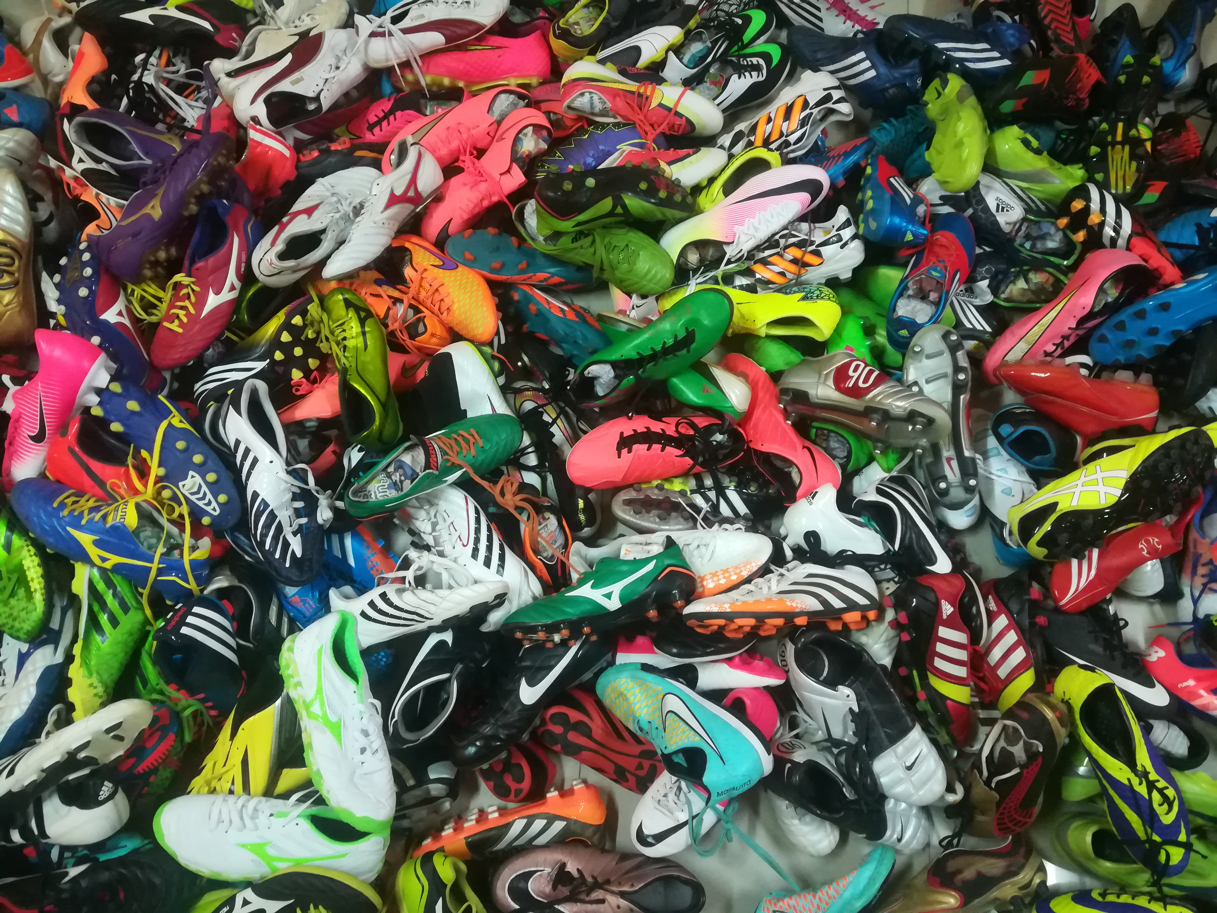 รองเท้าสตั๊ดเกรดหัวสุดตู้พิเศษ