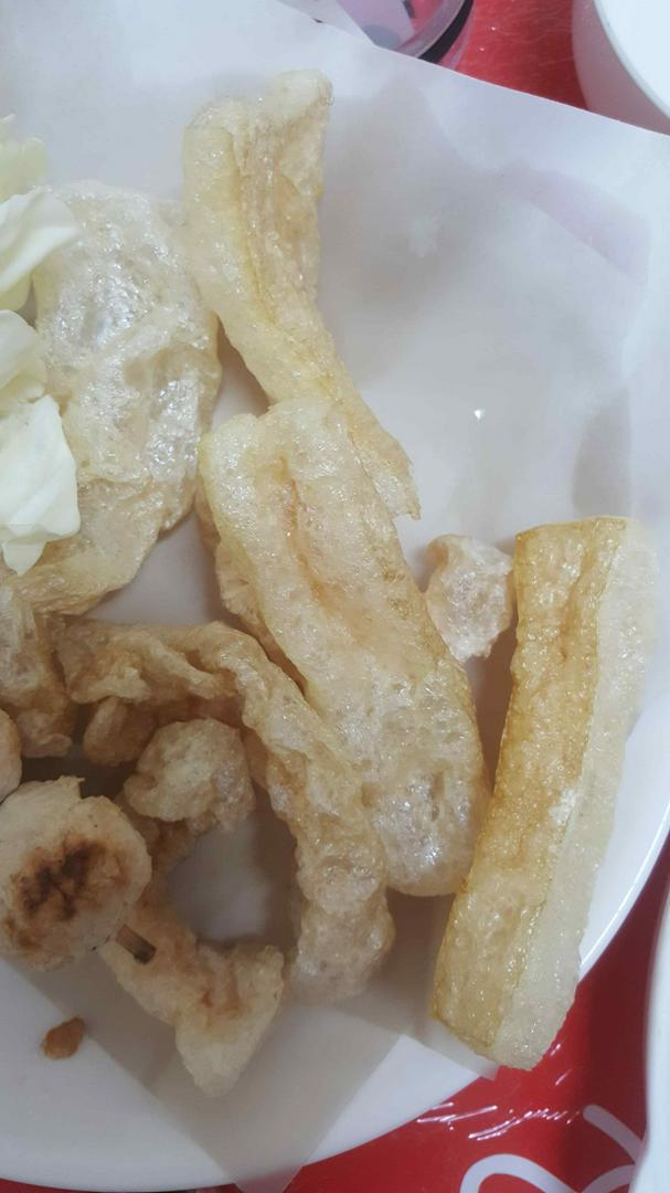 หนังปอง หนังปองแห้ง สูตรไทใหญ่ 1 กิโลกรัม หนังพอง แคบควาย (ชนิดแห้ง ยังไม่ได้ทอด) Beef crackling หนังปอง เป็นอาหารที่ได้จากหนังควาย นำมาทอดกรอบ นิยมกินร่วมกับอาหารประเภทน้ำพริก ยำผัก ตำมะเขือ ขนมจีนน้ำเงี้ยว