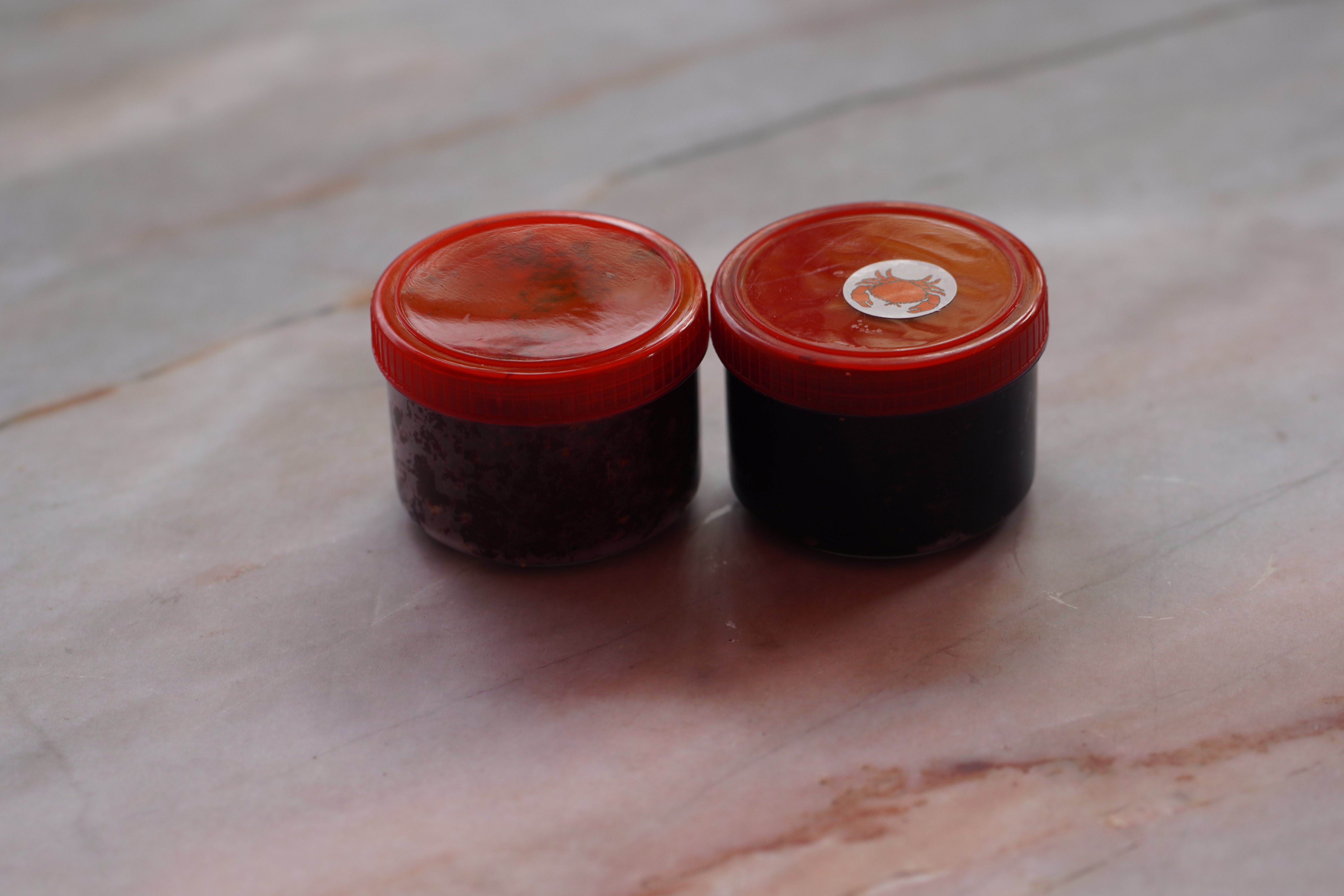 น้ำพริกตาแดง และ น้ำพริกน้ำปู ขนาดมาตรฐาน อย่างละ 1 กระปุก น้ำพริกขึ้นชื่อของเชียงใหม่