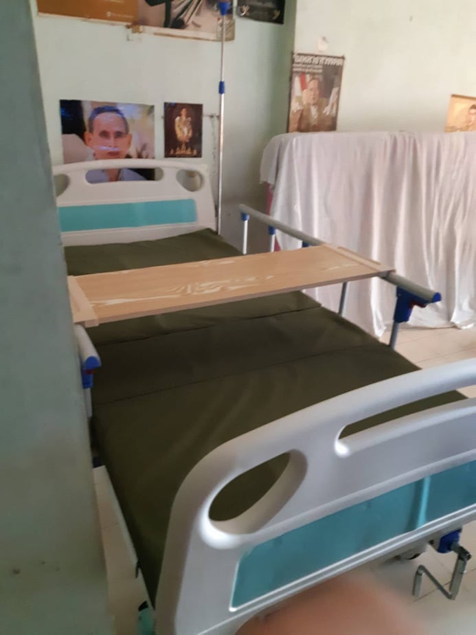 เตียงผู้ป่วย2ไกร์ ฟรี! ที่นอน,ถาดรองอาหาร,เสาน้ำเกลือ