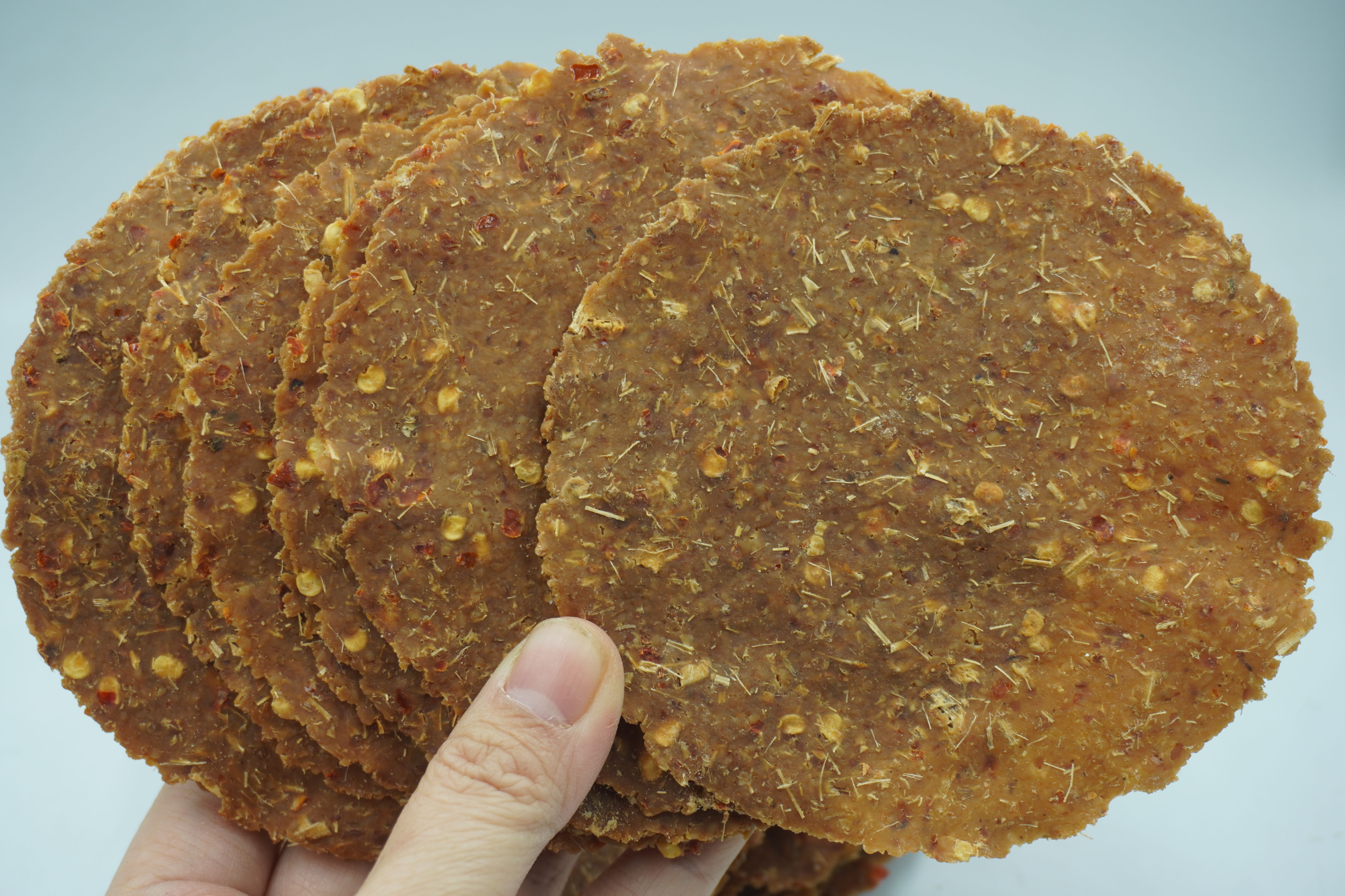 ถั่วเน่า ถั่วเน่ารสเผ็ด ทดลอง จำนวน 1 แผ่น ถั่วเน่าแผ่น สูตรชาวไทใหญ่ ถั่วเน่าทรงเครื่อง Soybean fermented รับประกันความอร่อย เหมาะสำหรับประกอบอาหารพื้นเมือง หรือใช้แทนกะปิสำหรับผู้ที่กินเจ