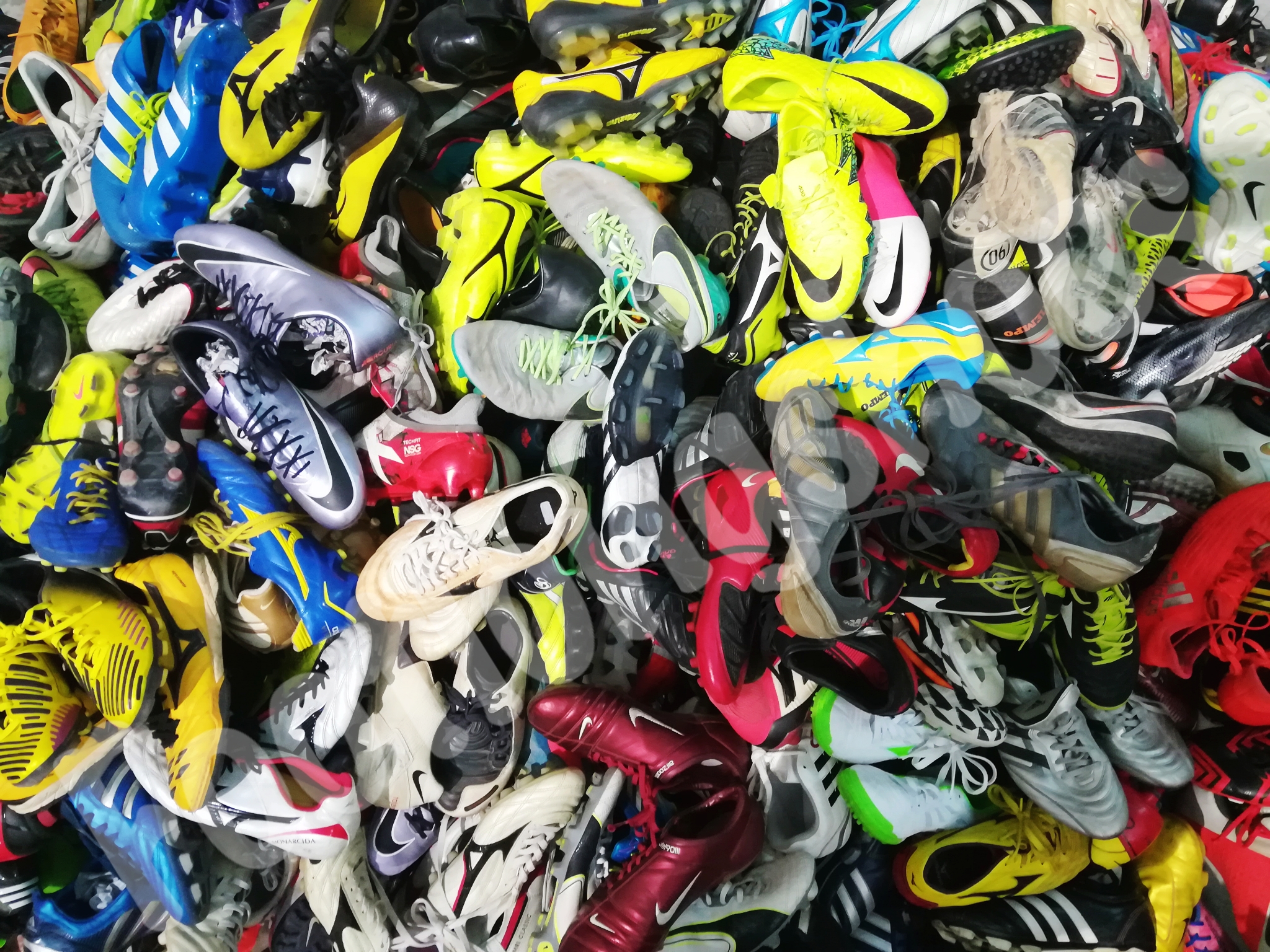 รองเท้าสตั๊ดเกรดหัวสุดตู้พิเศษ