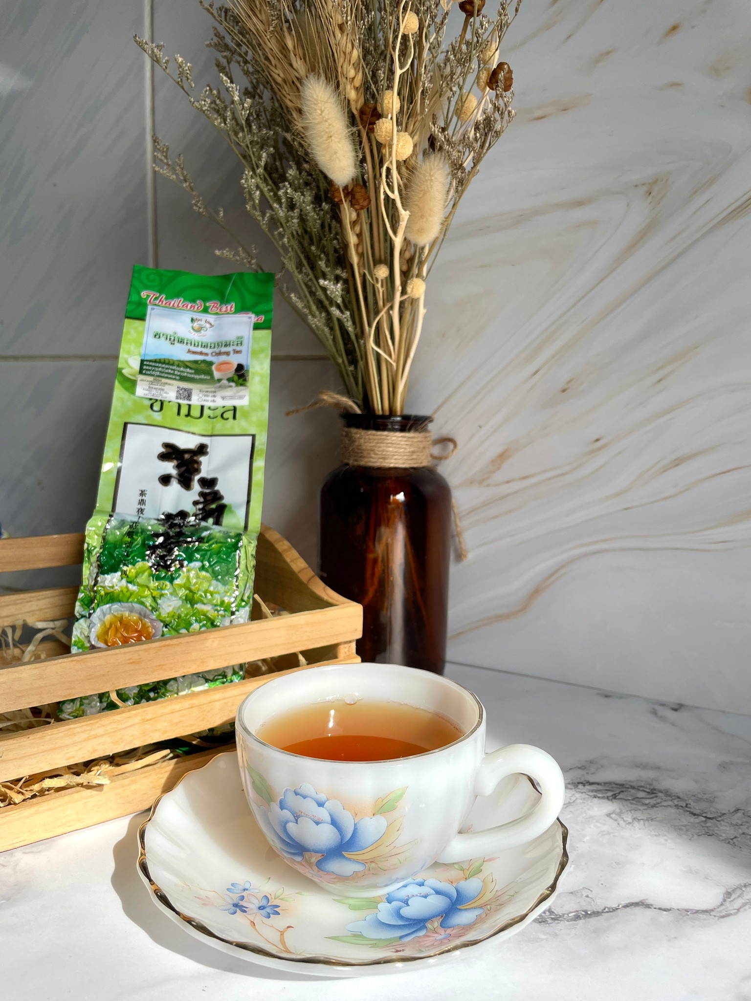 ชาอู่หลงมะลิ ขนาด 200 กรัม อู่หลงมะลิ ชาอู่หลงอบดอกมะลิ ดอยแม่สลอง Jasmine OOlong Tea ชาอู่หลงผสมดอกมะลิ ผสมผสานดอกมะลิอบแห้งแท้ในชาอู่หลง จึงได้ความหอมของชา และกลิ่นหอมจากดอกมะลิ ได้ทั้งสรรพคุณจากชาอู่หลง และผสานกับดอกมะลิ Organic Oolong with Jasmine