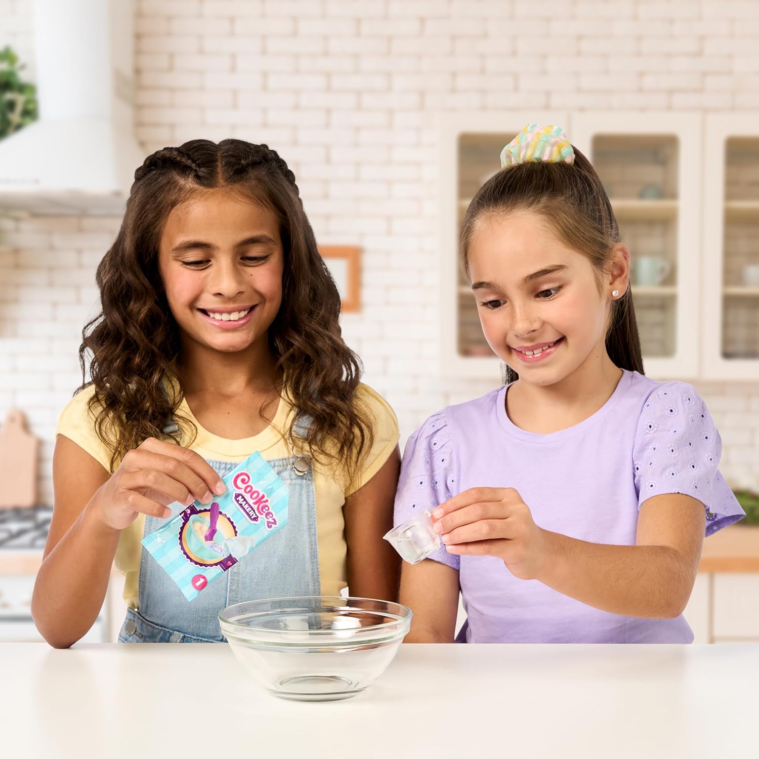 เพิ่งวางจำหน่ายใน🇺🇸 Cookeez Makery 2024 : Freezy Cakez Playset, Scented Plush Characters,- ชุดของเล่น Freezy Cakez ตุ๊กตาตัวการ์ตูนที่มีกลิ่นหอม โต้ตอบได้ อายุ 5 ปี ราคา 2,390 บาท