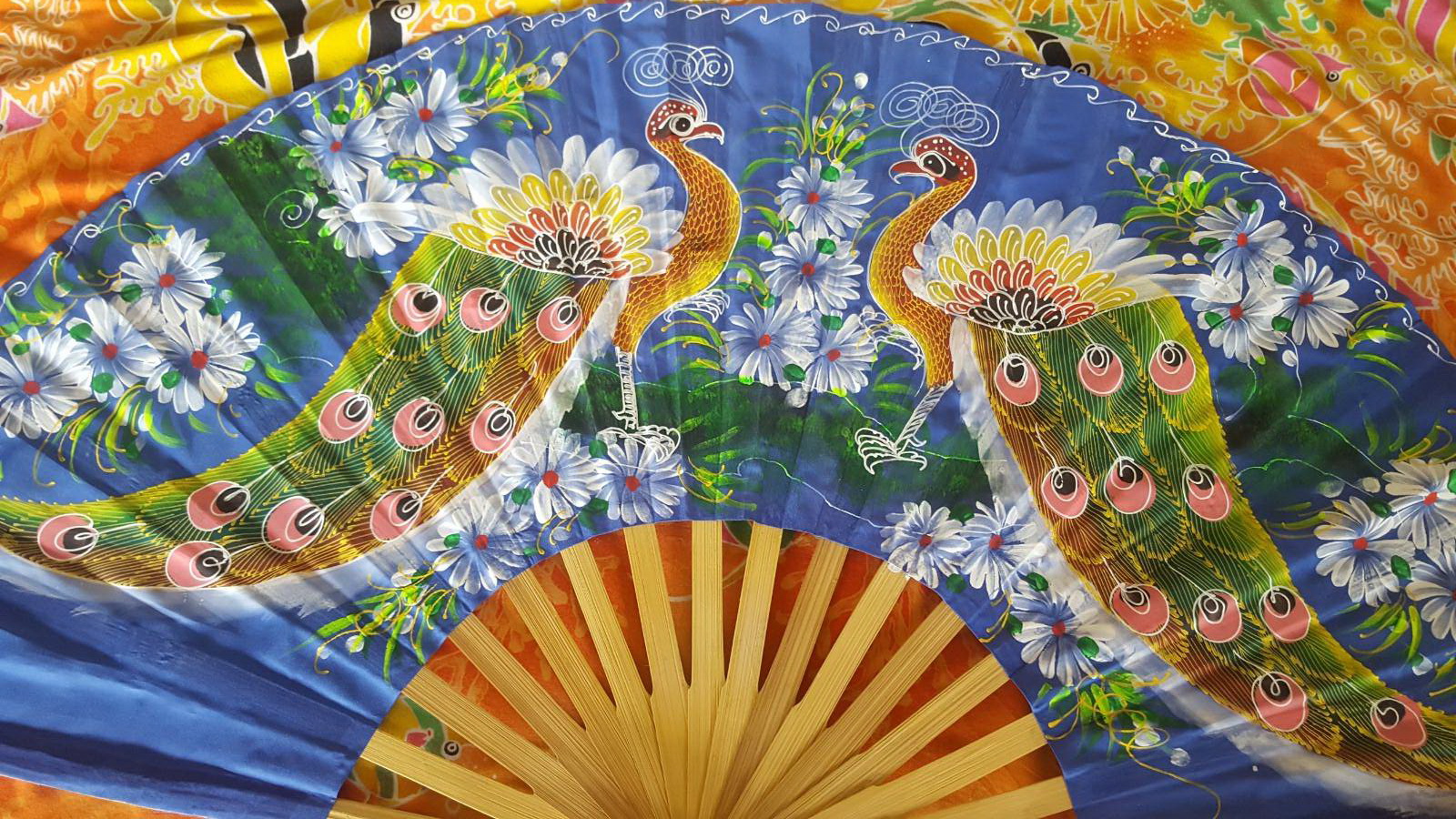 พัดใหญ่แขวนผังลายนกยูงสีน้ำเงิน
