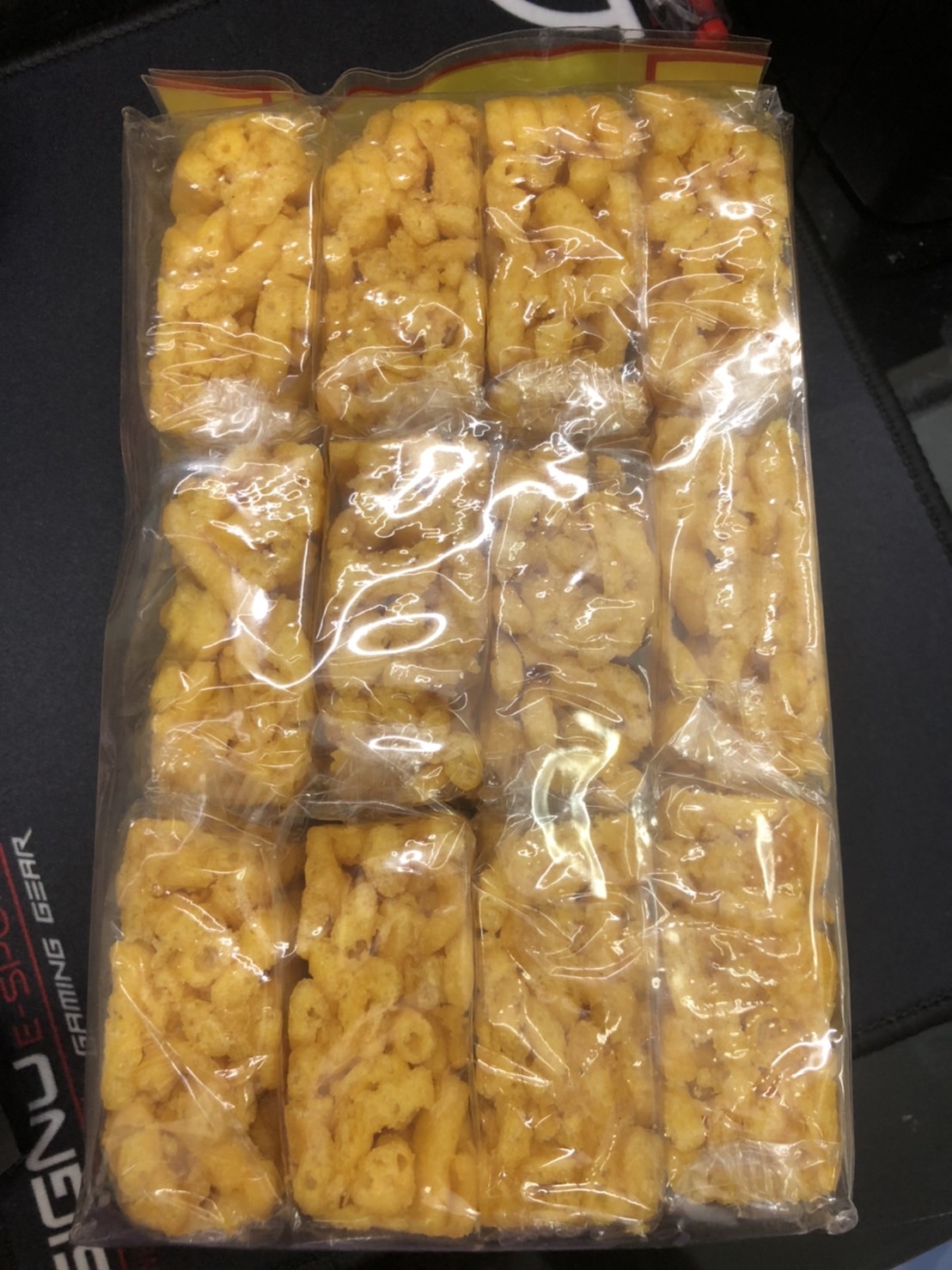 ข้าวซอยตัด รสน้ำผึ้ง บรรจุ 12 ชิ้น น้ำหนักรวม 250 กรัม ของฝากจากแม่สาย ข้าวซอยตัด ยวงพร ตราหมี