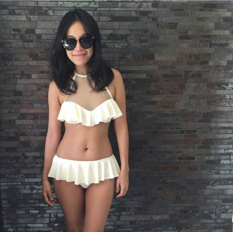 (Size S) ชุดว่ายน้ำทูพีช ตะขอเกี่ยวหลังและผูกคอ มีซีทรูช่วงอก บราระบายสีชมพู กางเกงเอวต่ำมีระบาย