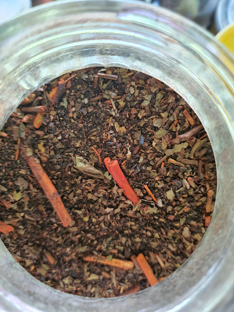 ชาไทย ขนาด 500 กรัม ชาแดง ชนิดเข้มข้น Thai Tea Powder ผงชาไทย 100% มาตรฐาน อย. คัดสรรจากดอยพี้น เชียงใหม่ ใบชาแท้ 3 สายพันธุ์ กลิ่นหอม รสชาติเข้มข้น อร่อยลงตัว ชงชาเย็น ชานมไทย ทำขนมได้ ราคามิตรภาพ คุ้มค่า ส่งไว ทั่วไทย