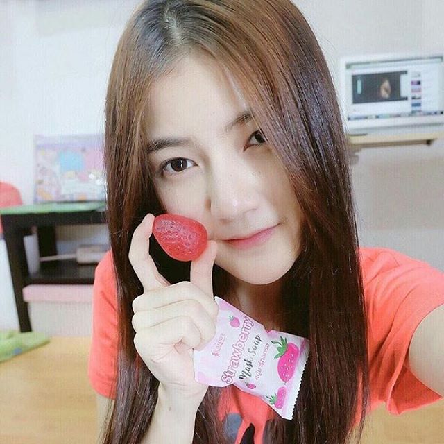 สบู่มาร์คสตอ Strawberry Mask Soap