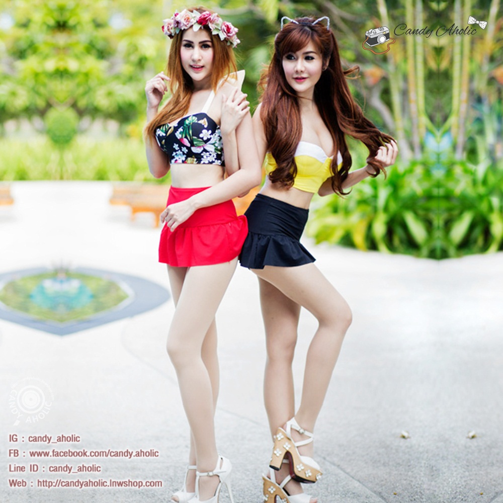 (Free Size) ชุดว่ายน้ำ ทูพีช บราเป็นแบบตะขอหลัง ลายดอกชบา กางเกงกระโปรงระบายล่างสีแดง ชุดว่ายน้ำ คอโบว์