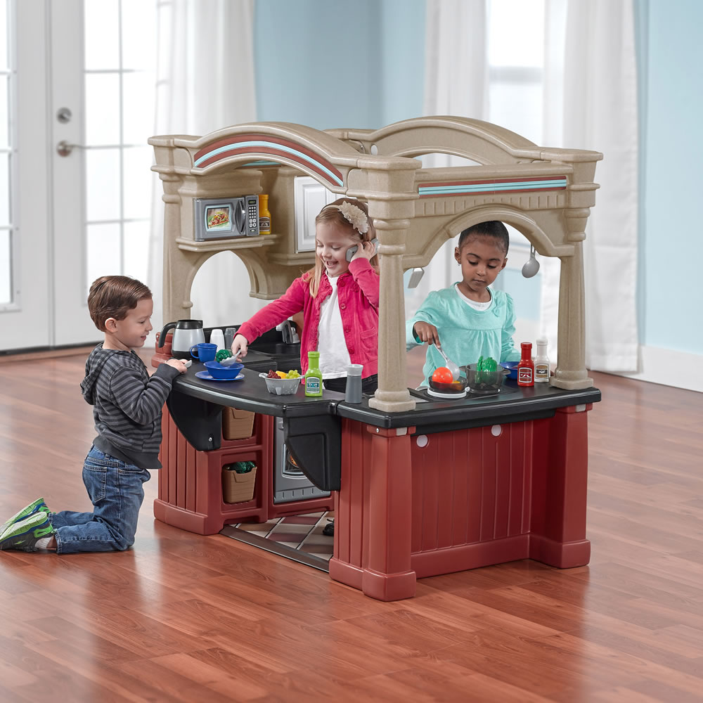 พร้อมส่งค่ะ! Step2 Grand Walk-In Kitchen ครัวชุดใหญ่พร้อมอุปกรณ์เสริม 103 ชิ้นช่วยให้เด็กใช้จินตนาการในการทำอาหาร ราคา 19,900 บาท