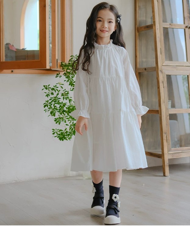 ชุดเดรสแขนยาวลูกไม้สีขาว