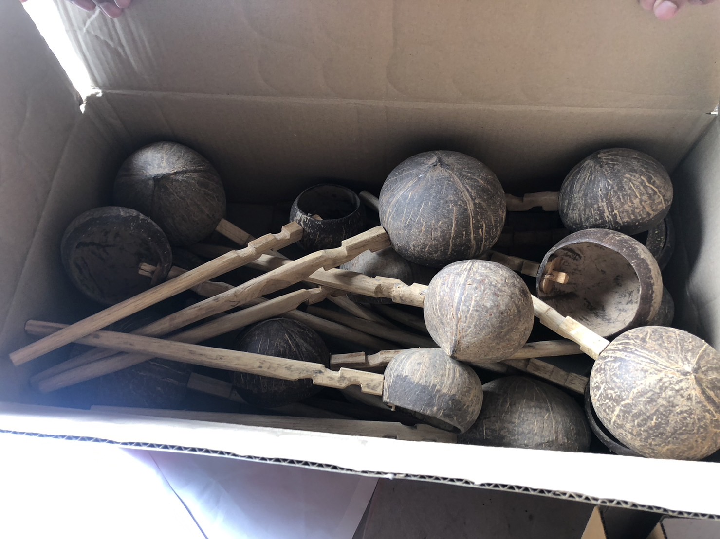 กระบวยตักน้ำกะลา คนเมือง Hand made งานไม้ กระบวยตักน้ำ งานฝีมือ กระบวยตักน้ำ กะลามะพร้าว Dipper made from coconut shell กระบวยกะลาด้ามยาว สินค้างานฝีมือราคาถูก คุณภาพดี สินค้าแฮนด์เมด งานฝีมือ Handmade