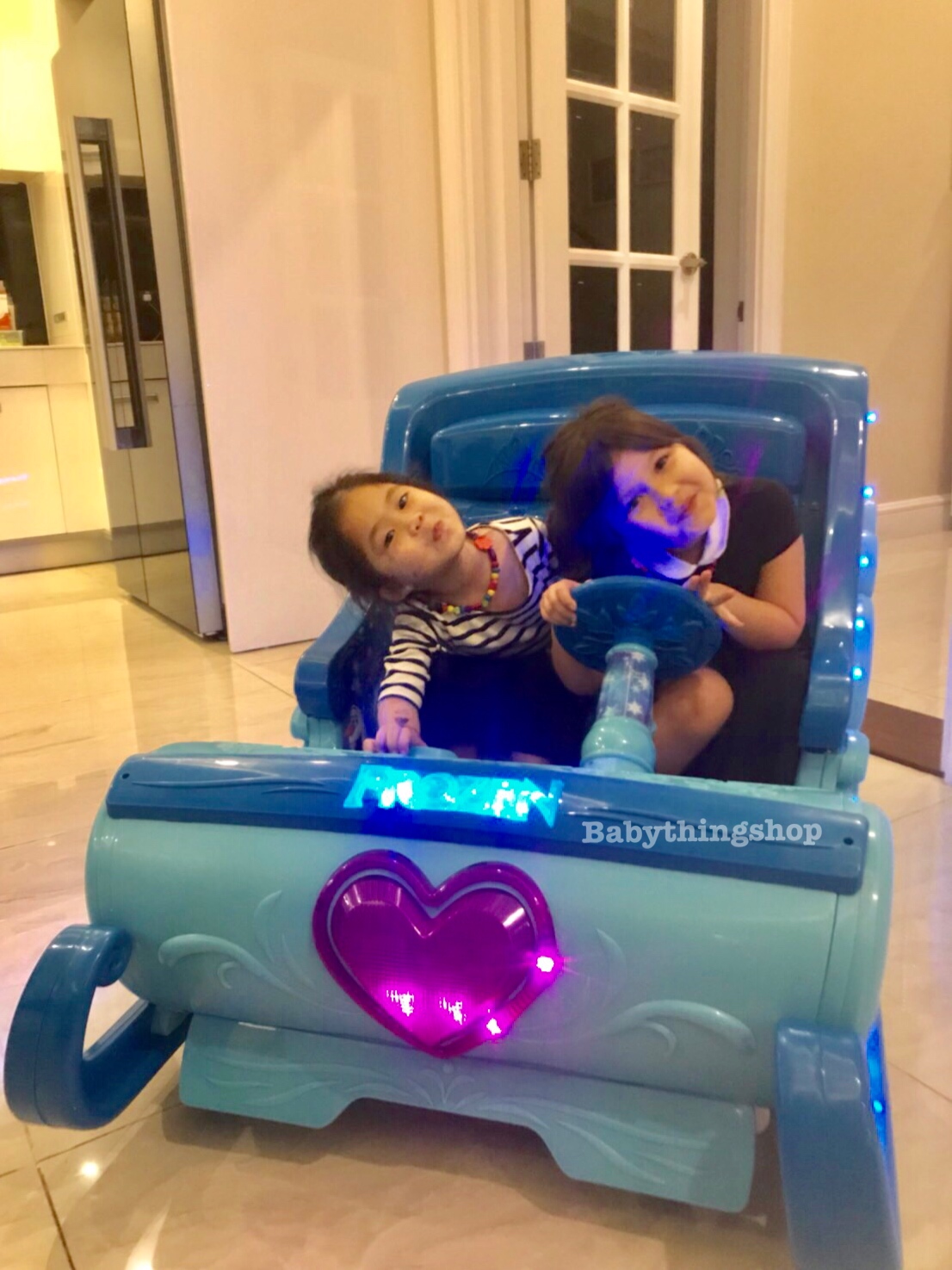 รถลากเลื่อนแบตเตอรี่ Disney Frozen 12-Volt Ride-On Sleigh คันใหญ่พิเศษนั่งได้2คน ไม่มีจำหน่ายทั่วไปในไทย นำเข้าจาก USA ลิขสิทธิ์แท้ 100%