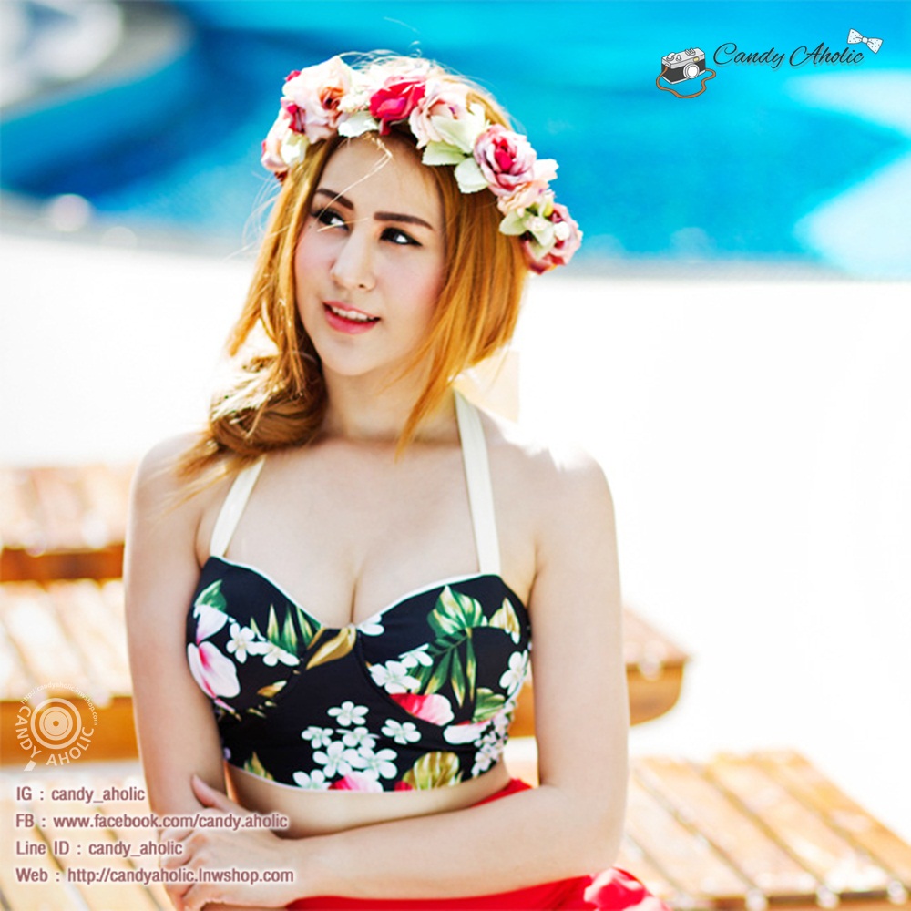 (Free Size) ชุดว่ายน้ำ ทูพีช บราเป็นแบบตะขอหลัง ลายดอกชบา กางเกงกระโปรงระบายล่างสีแดง ชุดว่ายน้ำ คอโบว์