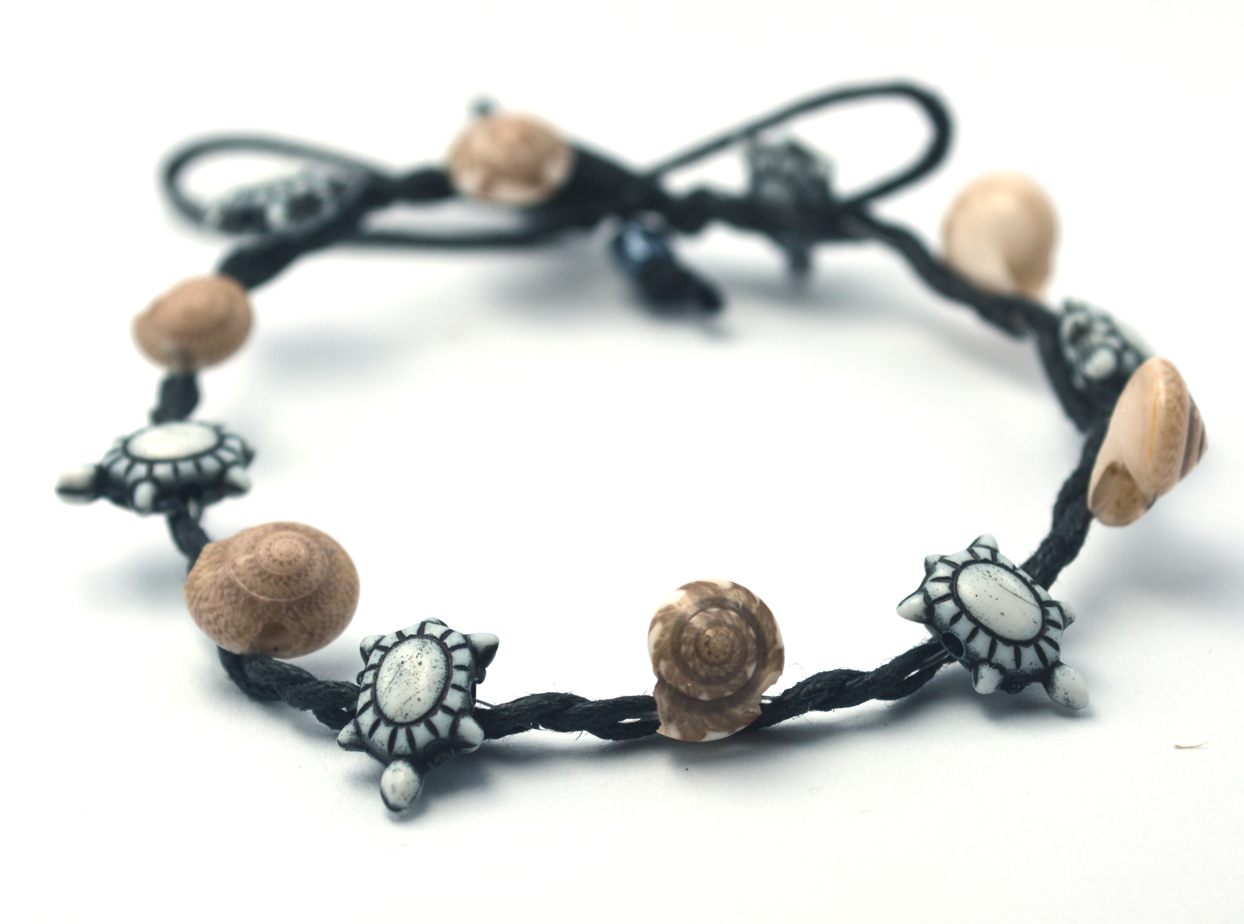 กำไลเชือกถักเปลือกหอย