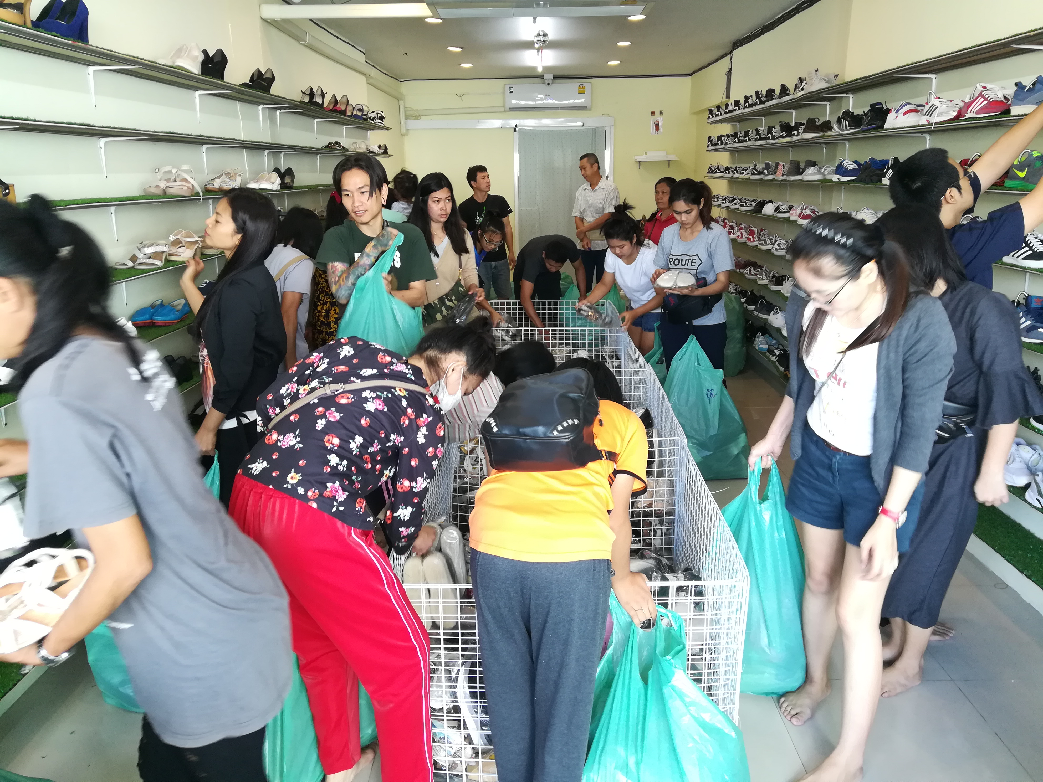 ขายส่งรองเท้ามือสอง