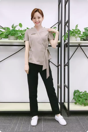 ชุดพนักงานนวดสปา ชุดพนักงานเสริมสวยสปาเท้าชุดฟอร์มพนักงานสปาเล็บ น้ำตาล ขาว S-3XL S6705002 ชุด