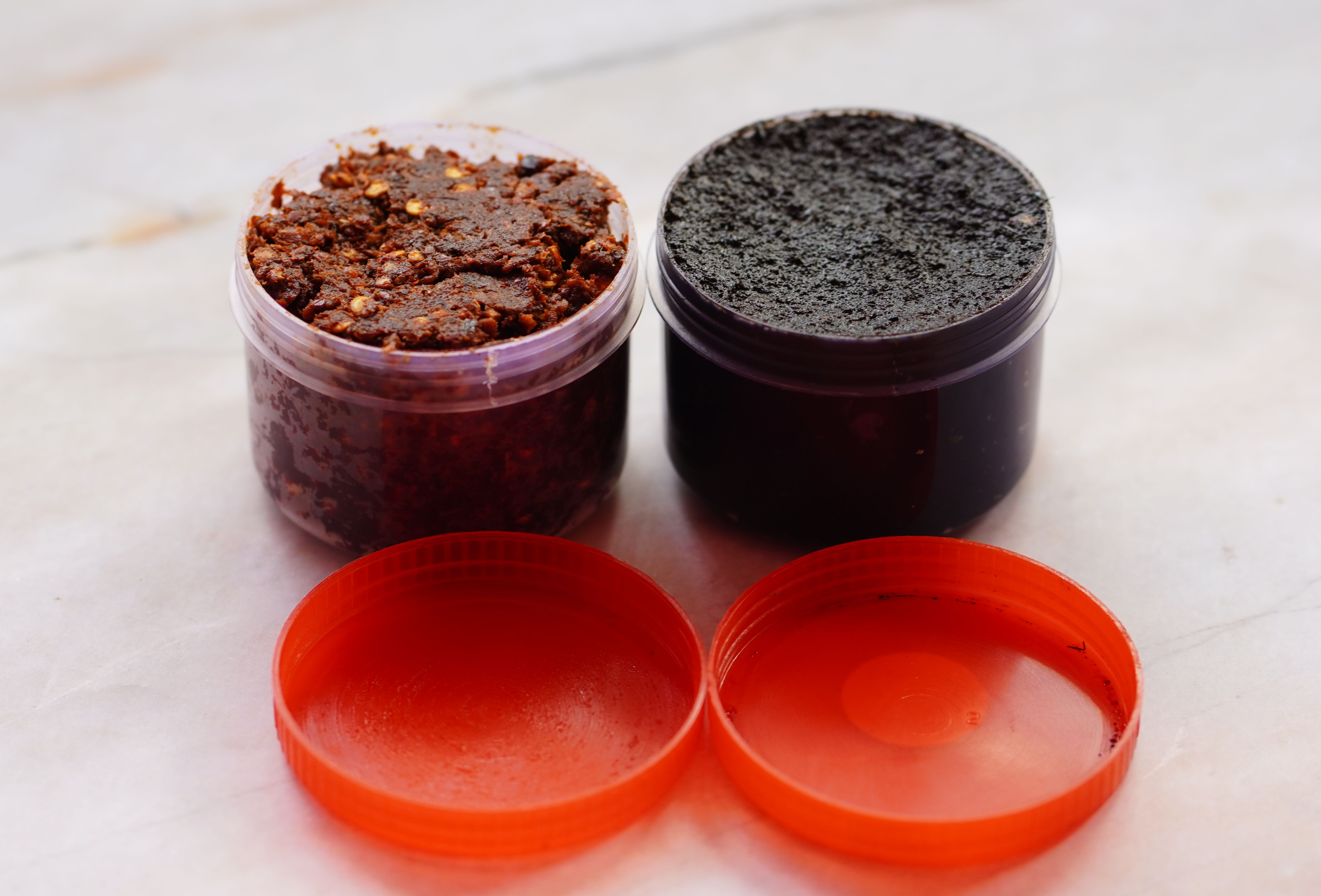 น้ำพริกตาแดง และ น้ำพริกน้ำปู ขนาดมาตรฐาน อย่างละ 1 กระปุก น้ำพริกขึ้นชื่อของเชียงใหม่