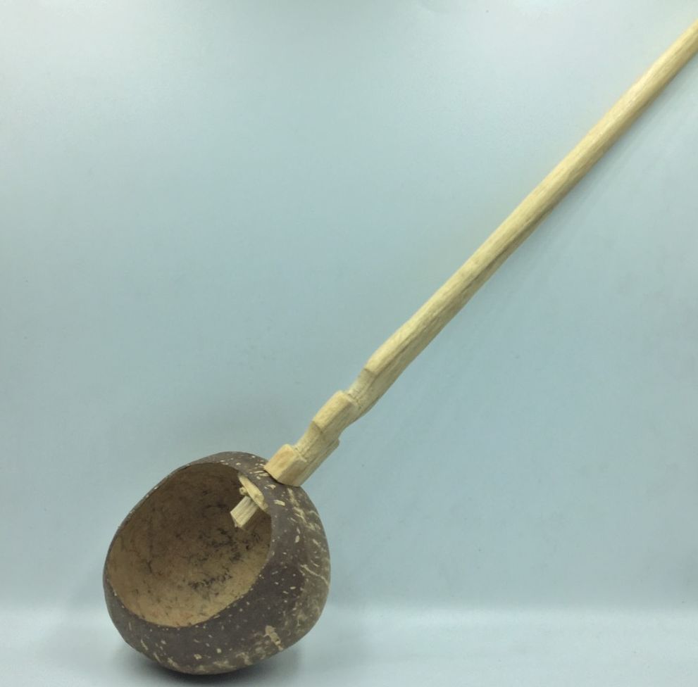 กระบวยตักน้ำกะลา คนเมือง Hand made งานไม้ กระบวยตักน้ำ งานฝีมือ กระบวยตักน้ำ กะลามะพร้าว Dipper made from coconut shell กระบวยกะลาด้ามยาว สินค้างานฝีมือราคาถูก คุณภาพดี สินค้าแฮนด์เมด งานฝีมือ Handmade