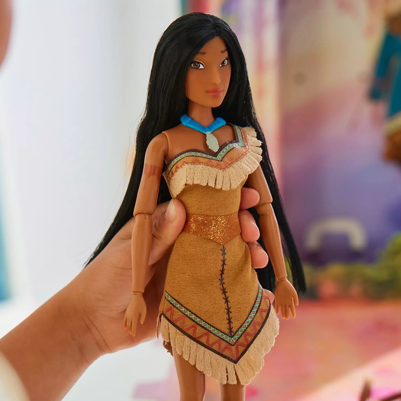นำเข้า 🇺🇸 เซ็ทตุ๊กตาโพคาฮอนทัสและกิจกรรมระบายสีPocahontas Disney Story Doll 11" ราคา 1,590 บาท