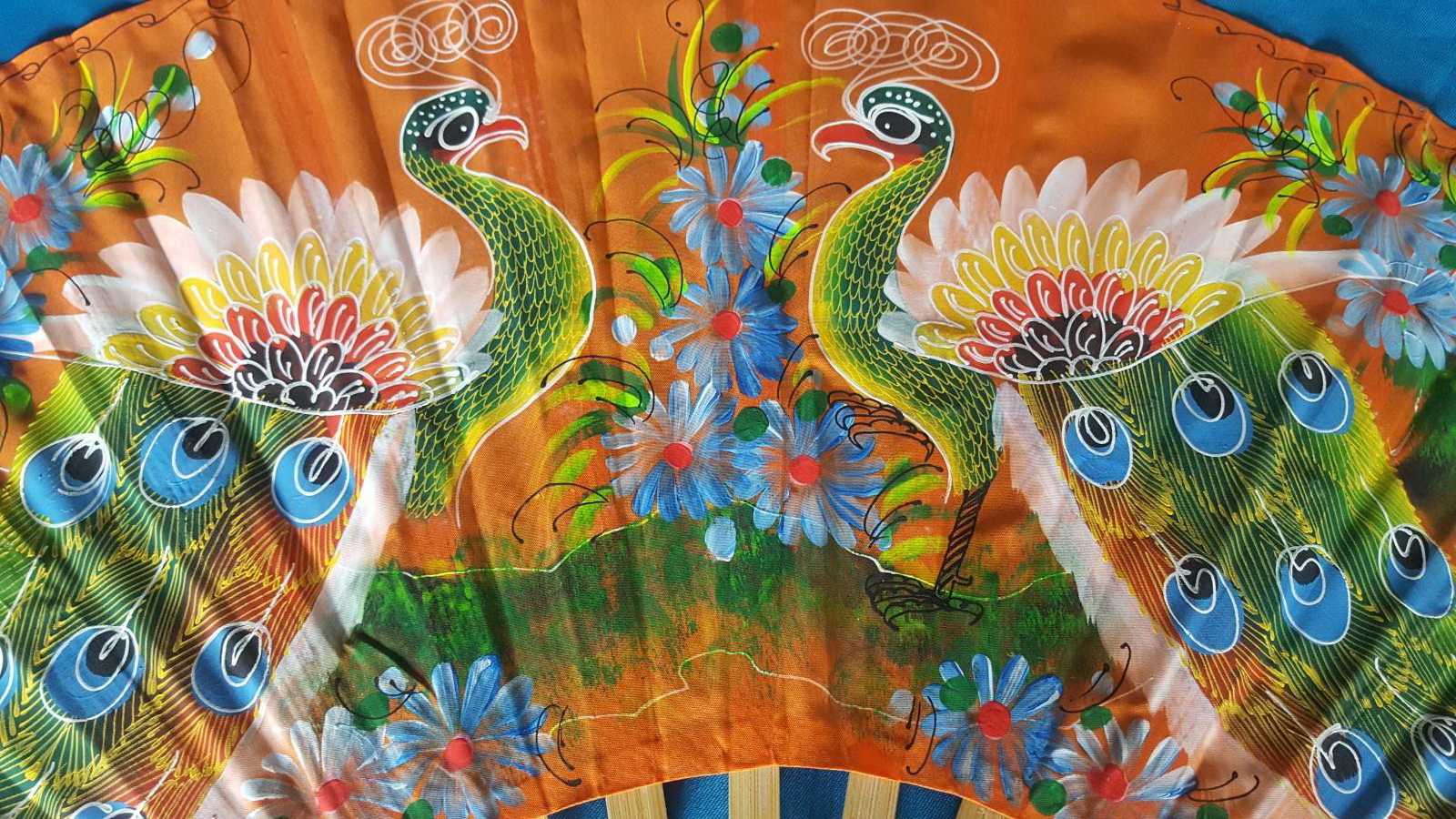 พัดใหญ่แขวนผนังลายนกยูงสีน้ำเงิน