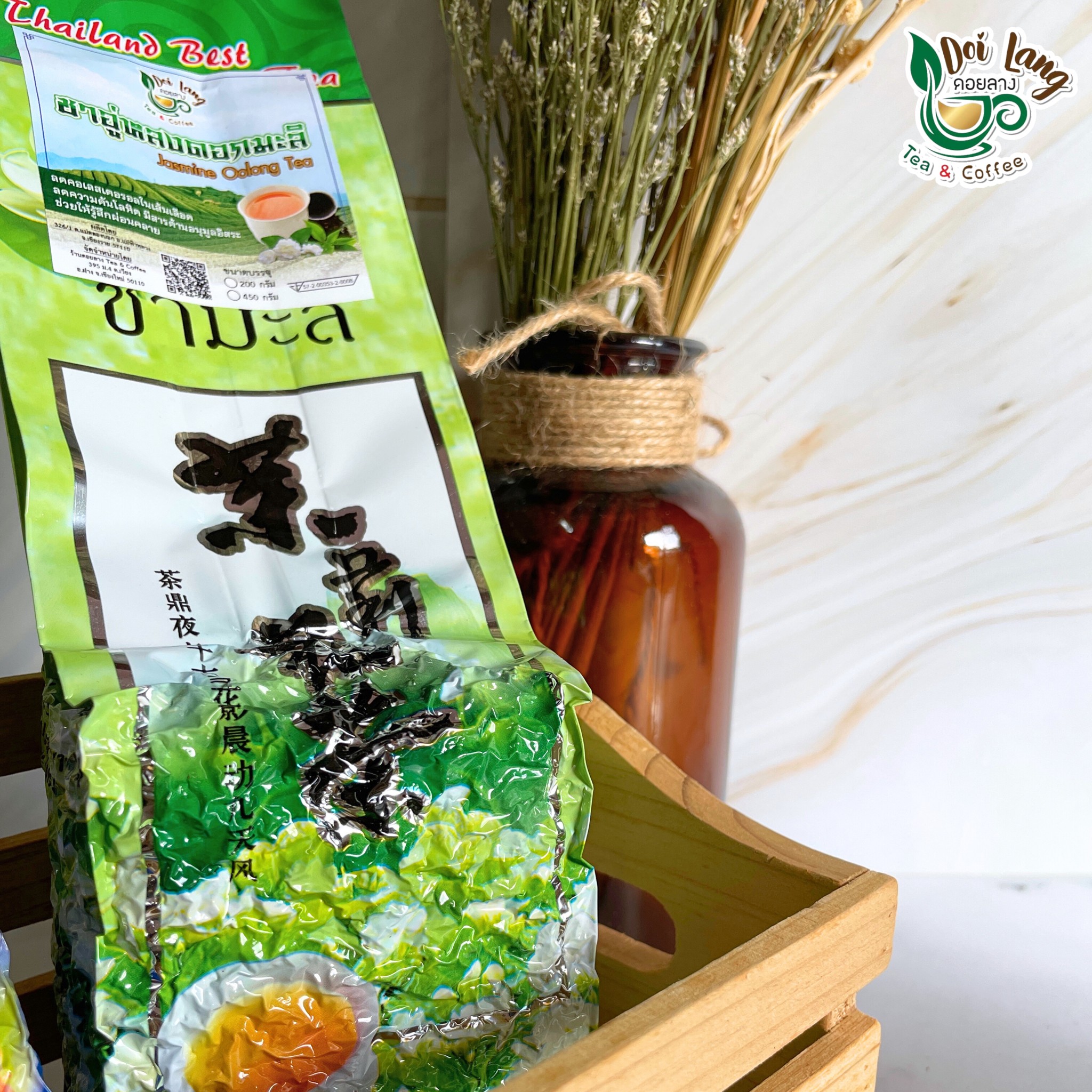 ชาอู่หลงมะลิ ขนาด 200 กรัม อู่หลงมะลิ ชาอู่หลงอบดอกมะลิ ดอยแม่สลอง Jasmine OOlong Tea ชาอู่หลงผสมดอกมะลิ ผสมผสานดอกมะลิอบแห้งแท้ในชาอู่หลง จึงได้ความหอมของชา และกลิ่นหอมจากดอกมะลิ ได้ทั้งสรรพคุณจากชาอู่หลง และผสานกับดอกมะลิ Organic Oolong with Jasmine