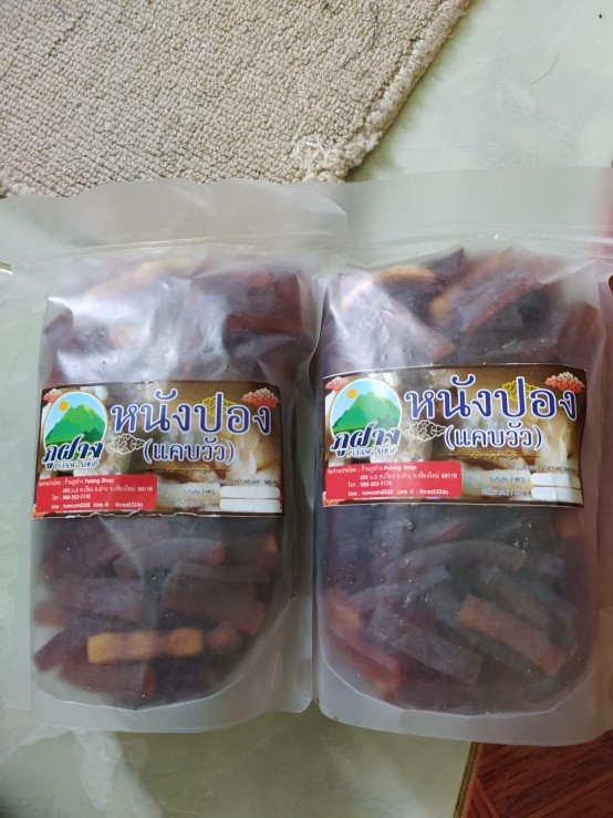 หนังปอง หนังปองแห้ง สูตรไทใหญ่ 1 กิโลกรัม หนังพอง แคบควาย (ชนิดแห้ง ยังไม่ได้ทอด) Beef crackling หนังปอง เป็นอาหารที่ได้จากหนังควาย นำมาทอดกรอบ นิยมกินร่วมกับอาหารประเภทน้ำพริก ยำผัก ตำมะเขือ ขนมจีนน้ำเงี้ยว