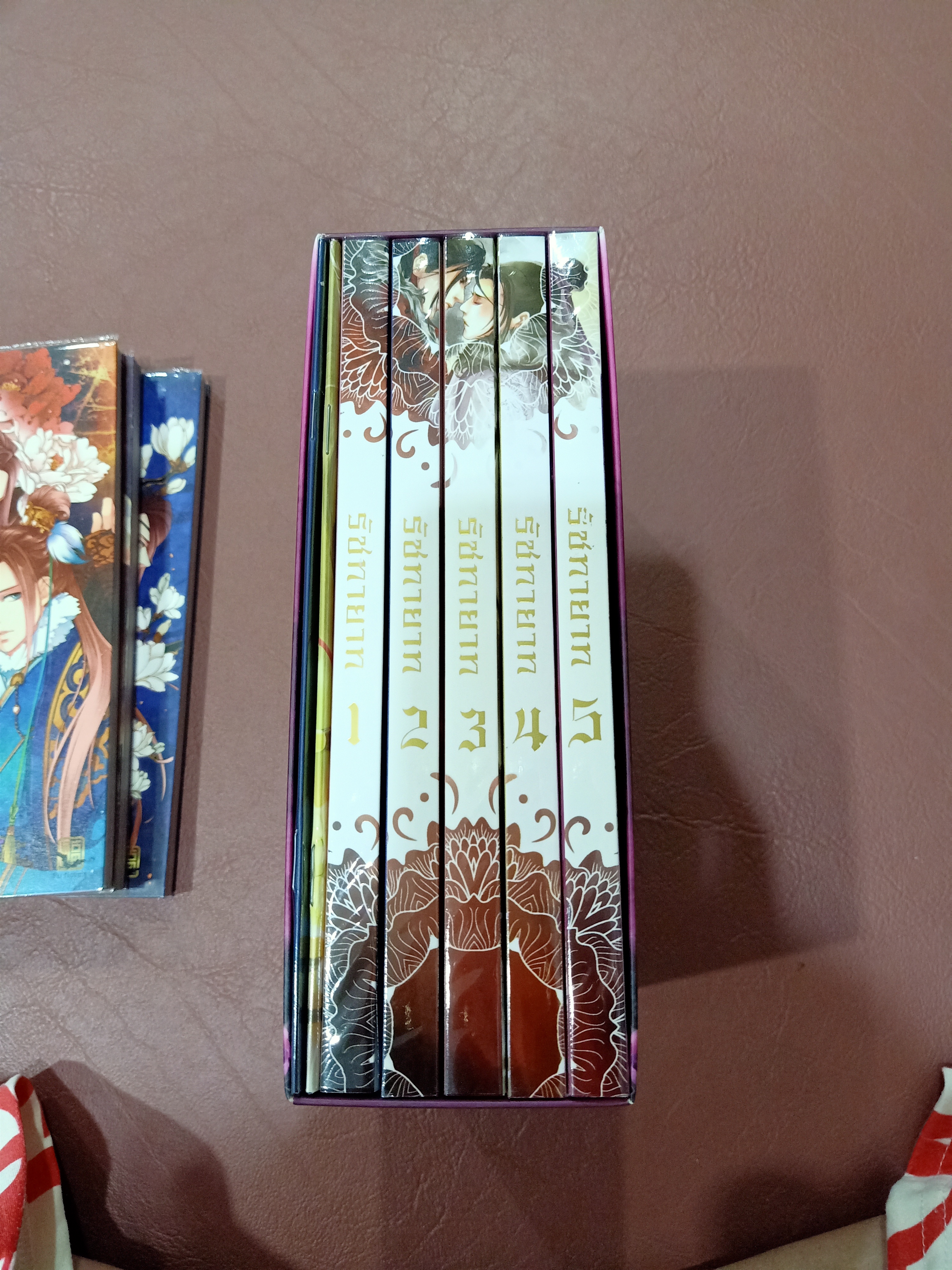 Boxset นิยายแปล รัชทายาท 5 เล่ม รอบจอง ฉบับรีปิ้น + การ์ตูน 3 เล่ม + เล่มพิเศษ + โดจิน