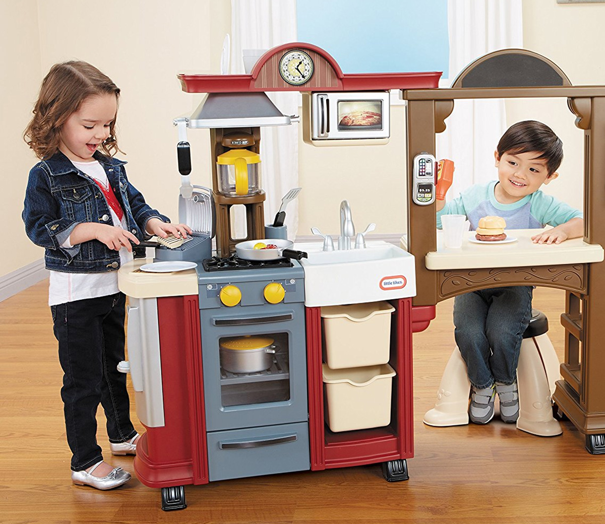 ใหม่ !!! สินค้าพร้อมส่ง ชุดครัวเสมือนจริงพร้อมเคาน์เตอร์บาร์สุดไฮเทค จาก Little Tikes Little Tikes Kitchen & Restaurant ราคา 9,900 บาท