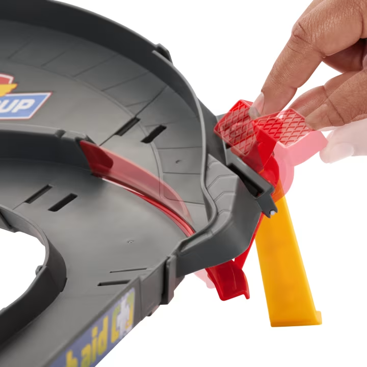 นำเข้า 🇺🇸 ซิ่งเต็มสปีดDisney and Pixar Cars NASCAR Lane Change Race Playset พร้อมรถ Lightning McQueen 🏎️✨ ราคา 2,390 บาท