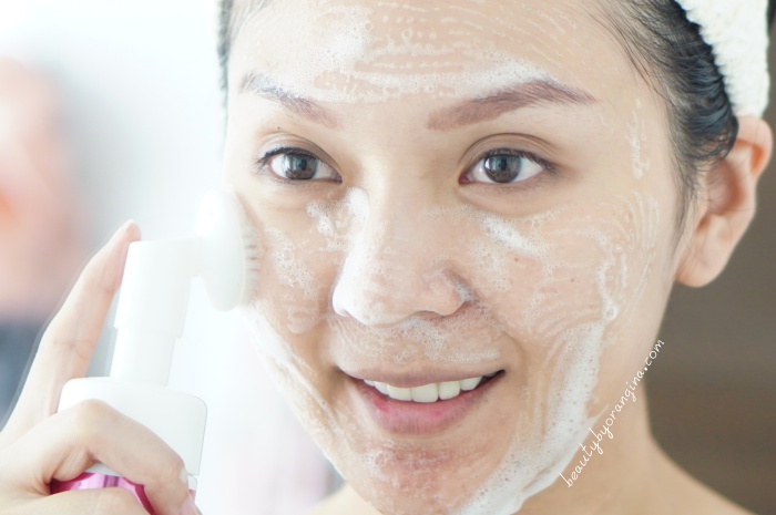 เคที่ ดอลล์ เรดดี้ ทู ไวท์ ทูอินวัน บับเบิ้ล มูส เคลนเซอร์ (Cathy Doll Ready 2 White 2in1 Bubble Mousse Cleanser)
