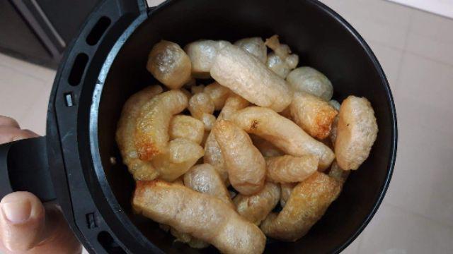 หนังปอง หนังปองแห้ง สูตรไทใหญ่ 1 กิโลกรัม หนังพอง แคบควาย (ชนิดแห้ง ยังไม่ได้ทอด) Beef crackling หนังปอง เป็นอาหารที่ได้จากหนังควาย นำมาทอดกรอบ นิยมกินร่วมกับอาหารประเภทน้ำพริก ยำผัก ตำมะเขือ ขนมจีนน้ำเงี้ยว