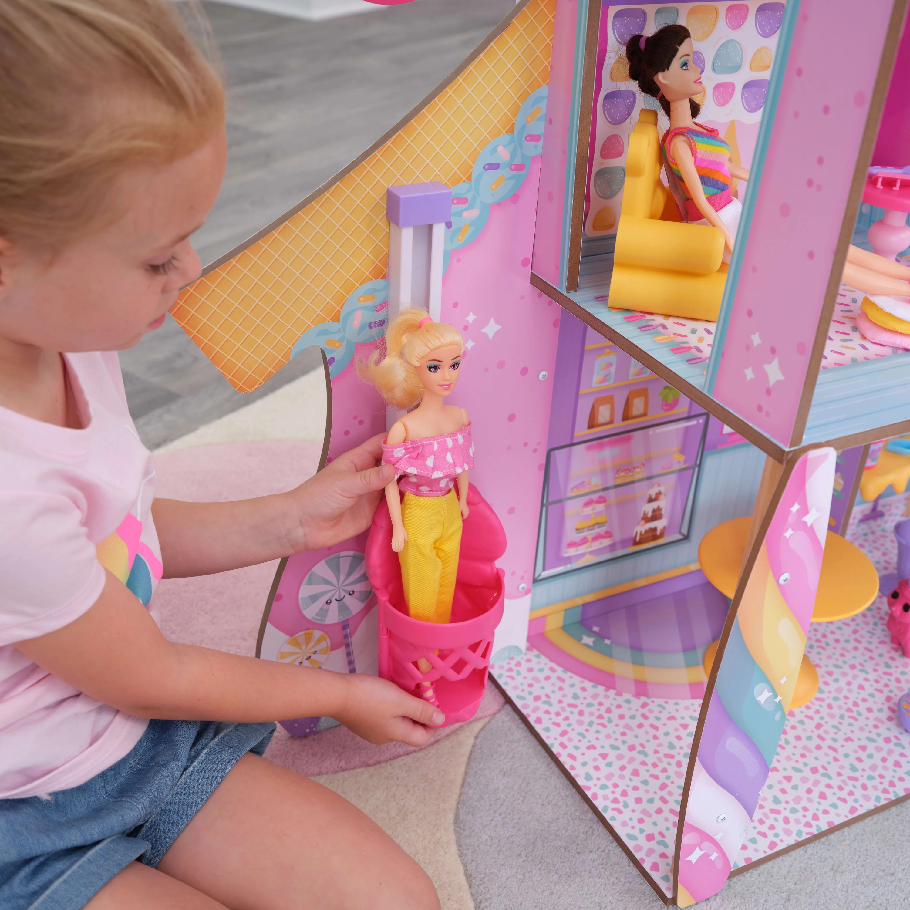 KidKraft Candy Castle บ้านตุ๊กตาไม้พร้อมลิฟต์ อุปกรณ์เสริม 28 ชิ้น ราคา 6,990.- บาท