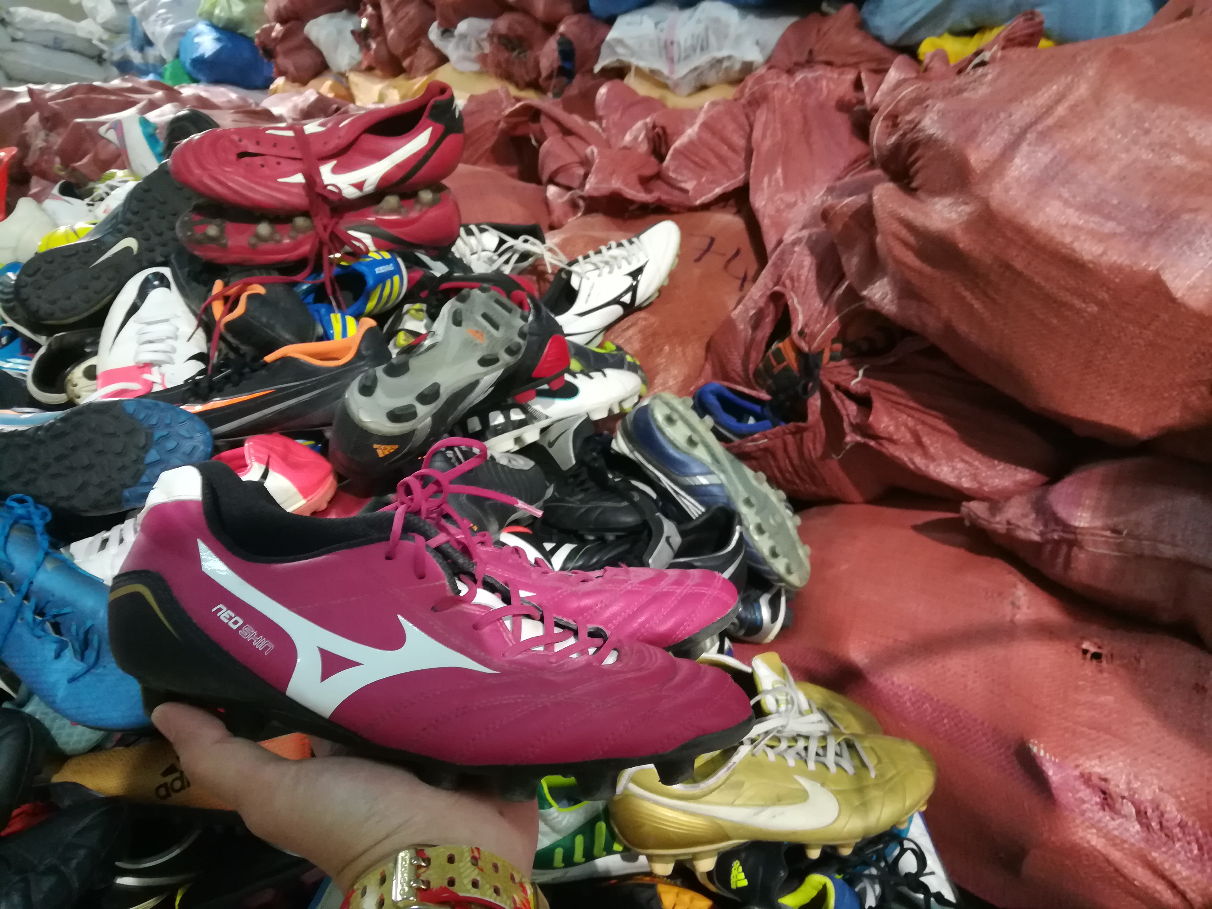 รองเท้าสตั๊ดเกรดหัวสุดตู้พิเศษ