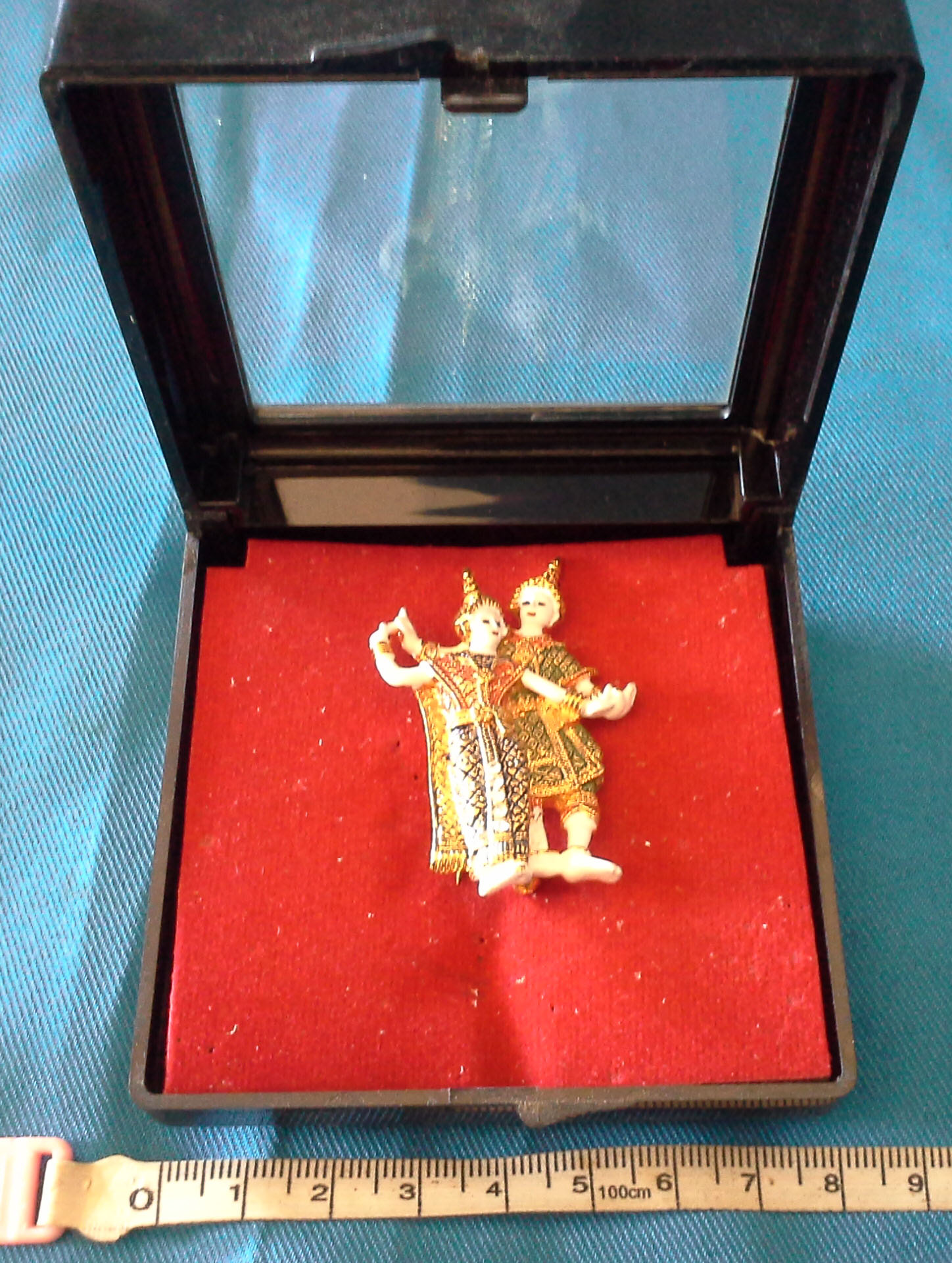 เข็มกลัดติดเสื้อคนคู่รำวง